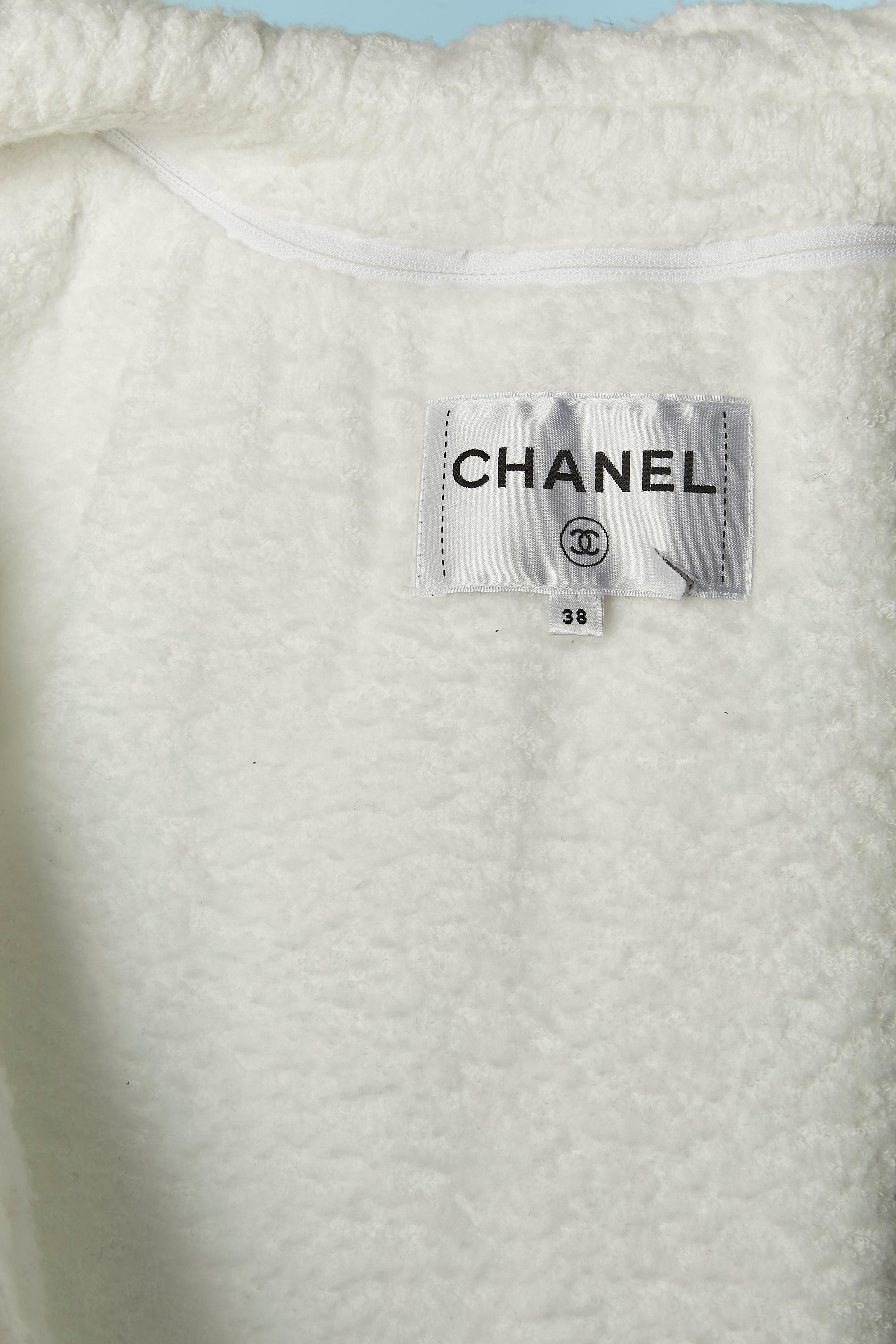 Veste sans manches blanche légèrement paddée et enduite avec capuche CHANEL F/W 2019-2020. en vente 6