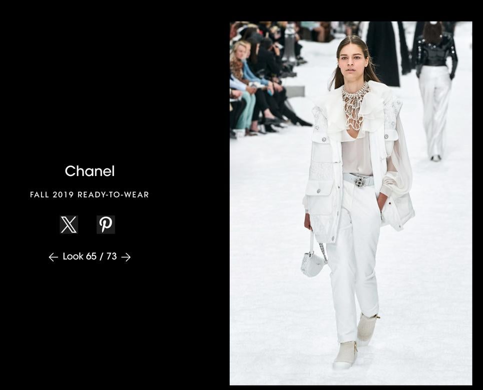 Veste sans manches blanche légèrement paddée et enduite avec capuche CHANEL F/W 2019-2020. en vente 7