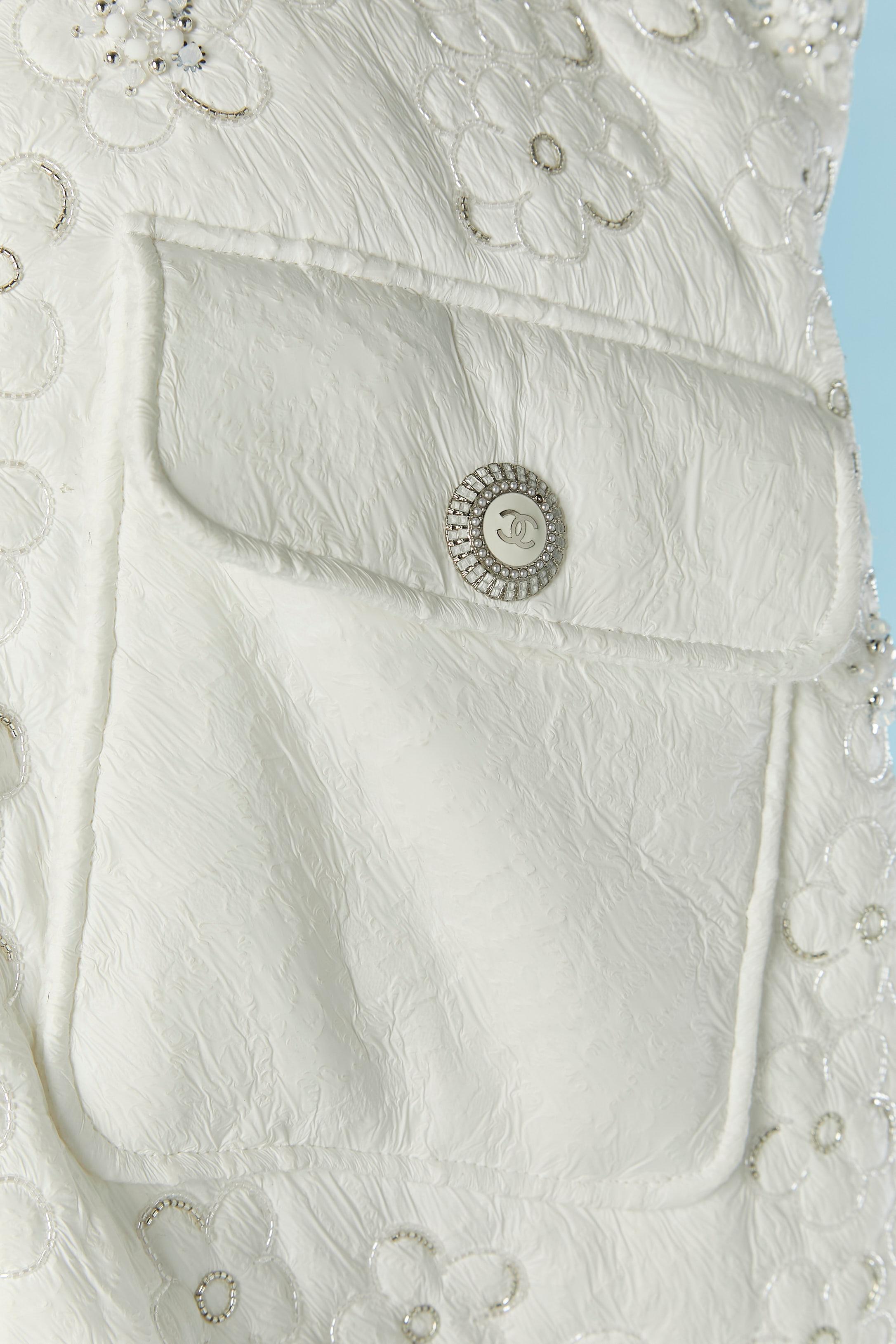Gris Veste sans manches blanche légèrement paddée et enduite avec capuche CHANEL F/W 2019-2020. en vente