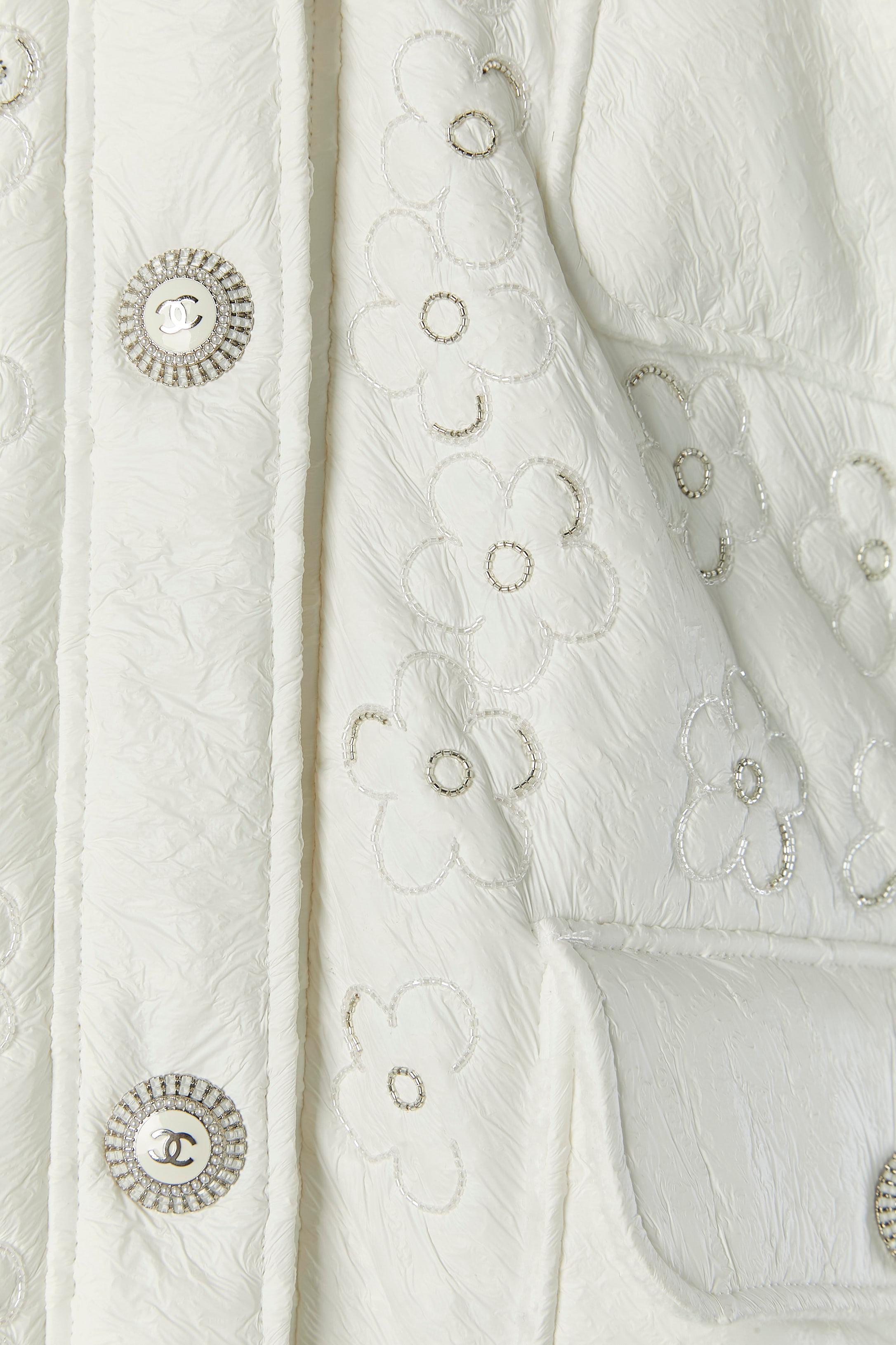 Veste sans manches blanche l�égèrement paddée et enduite avec capuche CHANEL F/W 2019-2020. Neuf - En vente à Saint-Ouen-Sur-Seine, FR