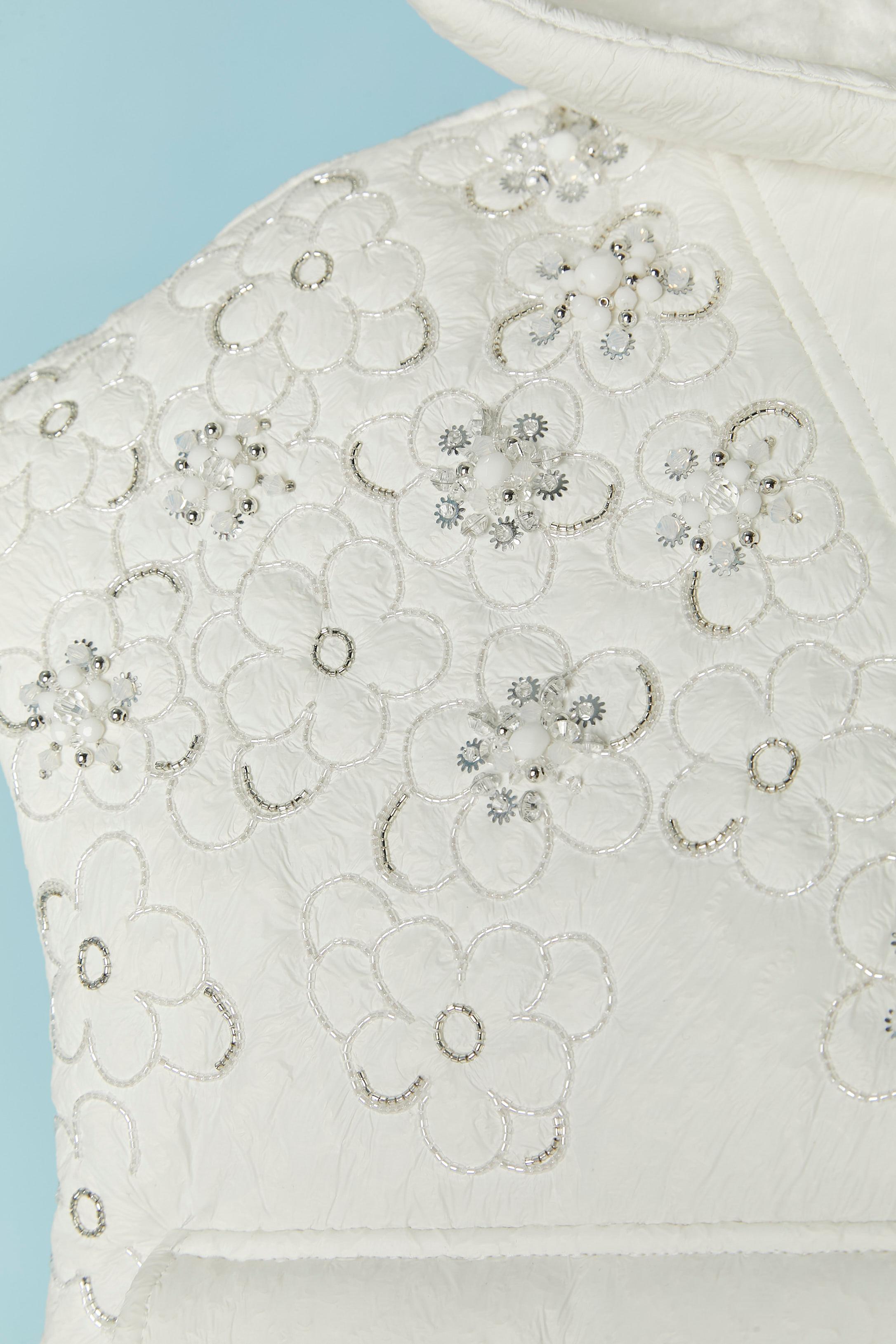 Veste sans manches blanche légèrement paddée et enduite avec capuche CHANEL F/W 2019-2020. Pour femmes en vente