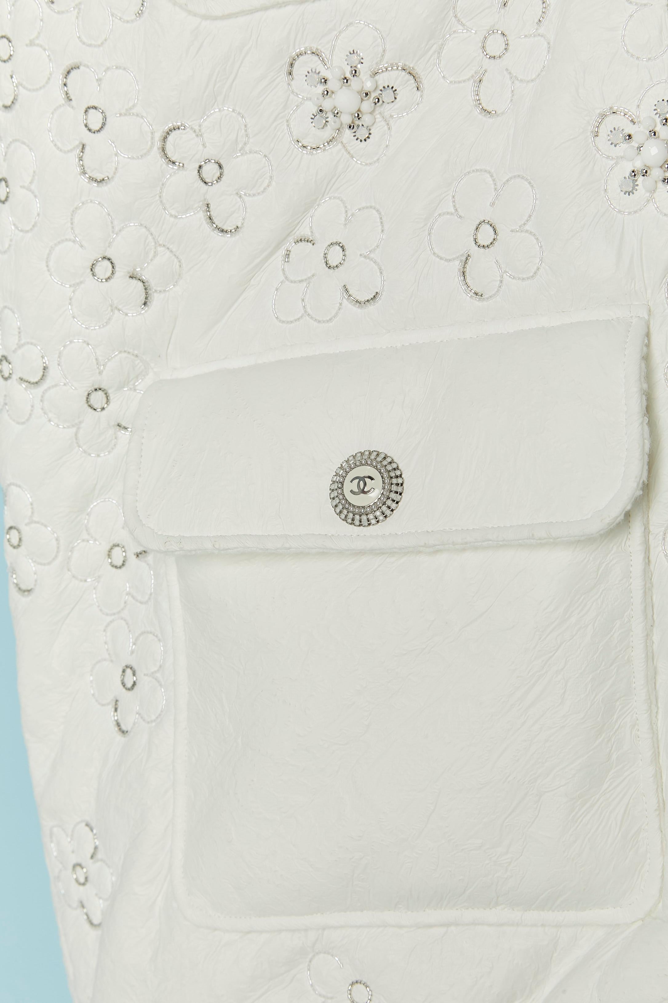 Veste sans manches blanche légèrement paddée et enduite avec capuche CHANEL F/W 2019-2020. en vente 1