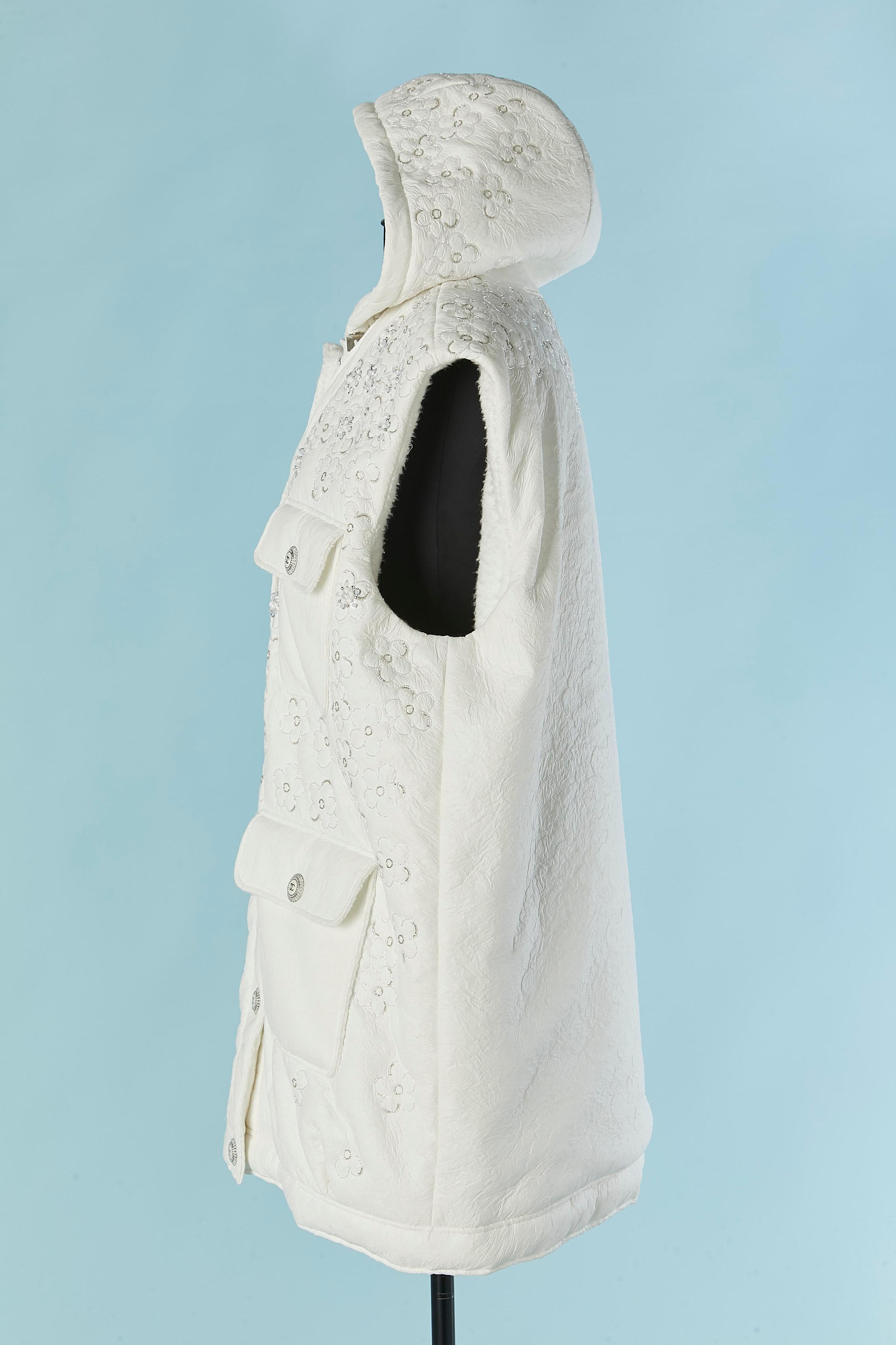 Veste sans manches blanche légèrement paddée et enduite avec capuche CHANEL F/W 2019-2020. en vente 3