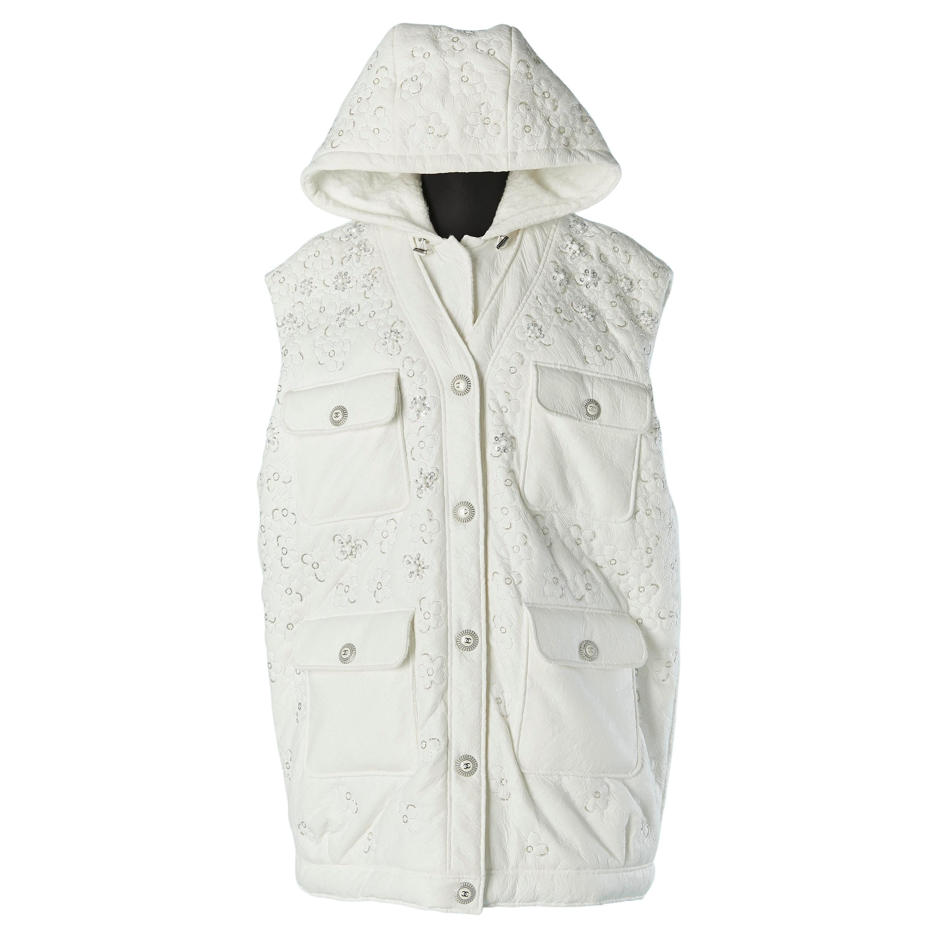 Veste sans manches blanche légèrement paddée et enduite avec capuche CHANEL F/W 2019-2020.