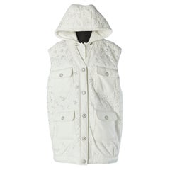 Veste sans manches blanche légèrement paddée et enduite avec capuche CHANEL F/W 2019-2020.