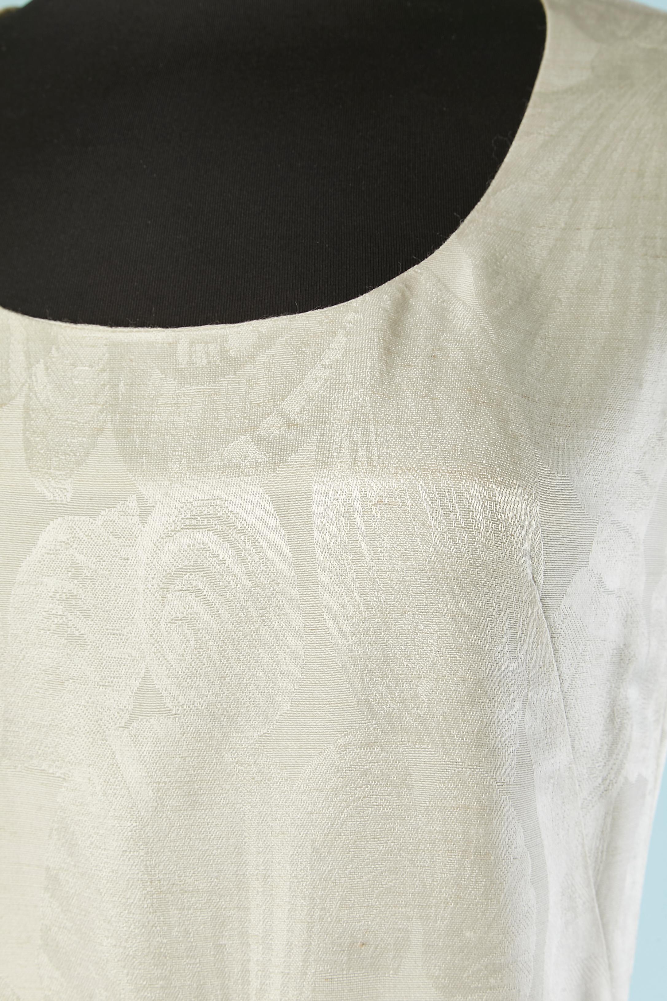 Weißes ärmelloses Seidenjacquard-Cocktailkleid (oder Hochzeitskleid) mit Muschelmuster. Reißverschluss in der Mitte des Rückens + Haken & Ösen. 
Seidenfutter. Könnte ein Ausstellungs- oder Handelsmuster sein, da es nummeriert ist. ( 923-R1)
Größe 34