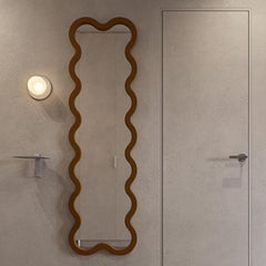 Weißer, schmaler Wandspiegel aus Bio-Glas mit skulpturalem, wellenförmigem Rahmen von Oitoproducts