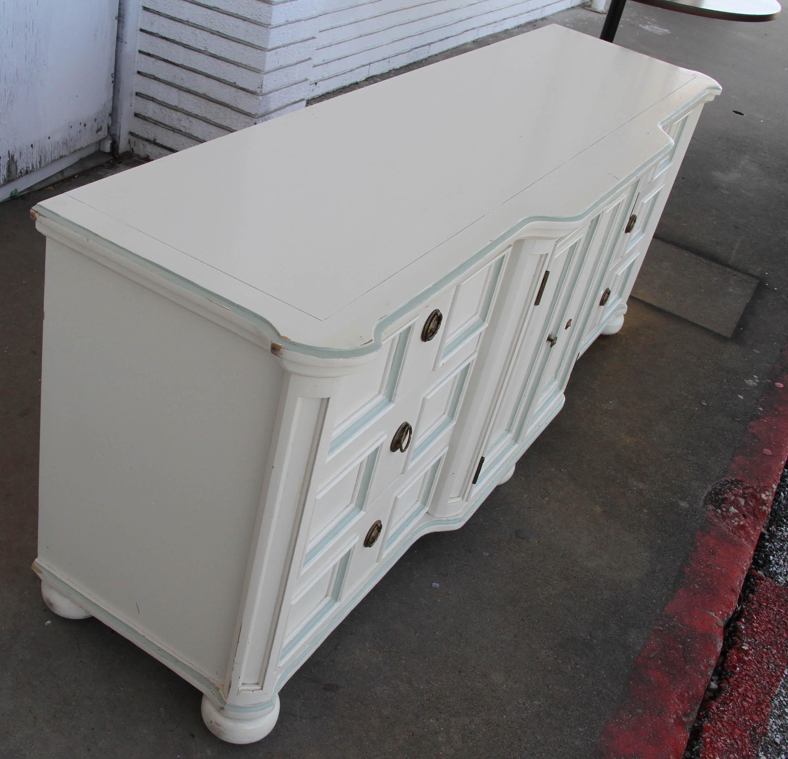 Chelsea Club Sloane Dresser by Century Furniture


Beautiful white chest of drawers in alabaster white with original brass hardware. Nine drawers with His and Hers jewelry trays. 

W: 67.50 in D: 21 in H: 42.25 in 75