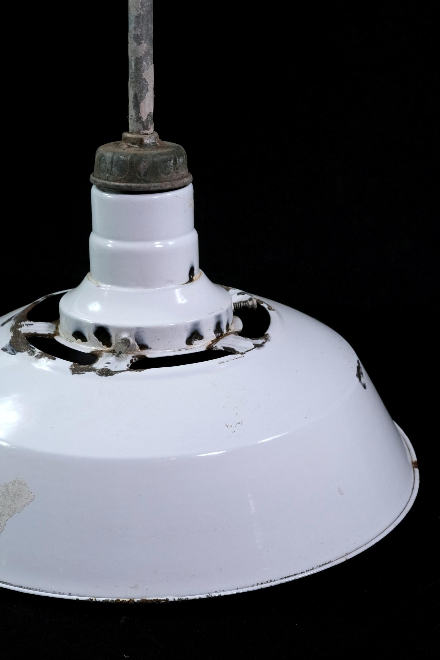 Industriel Lampe à suspension industrielle à abat-jour en acier blanc à fente, Qté disponible