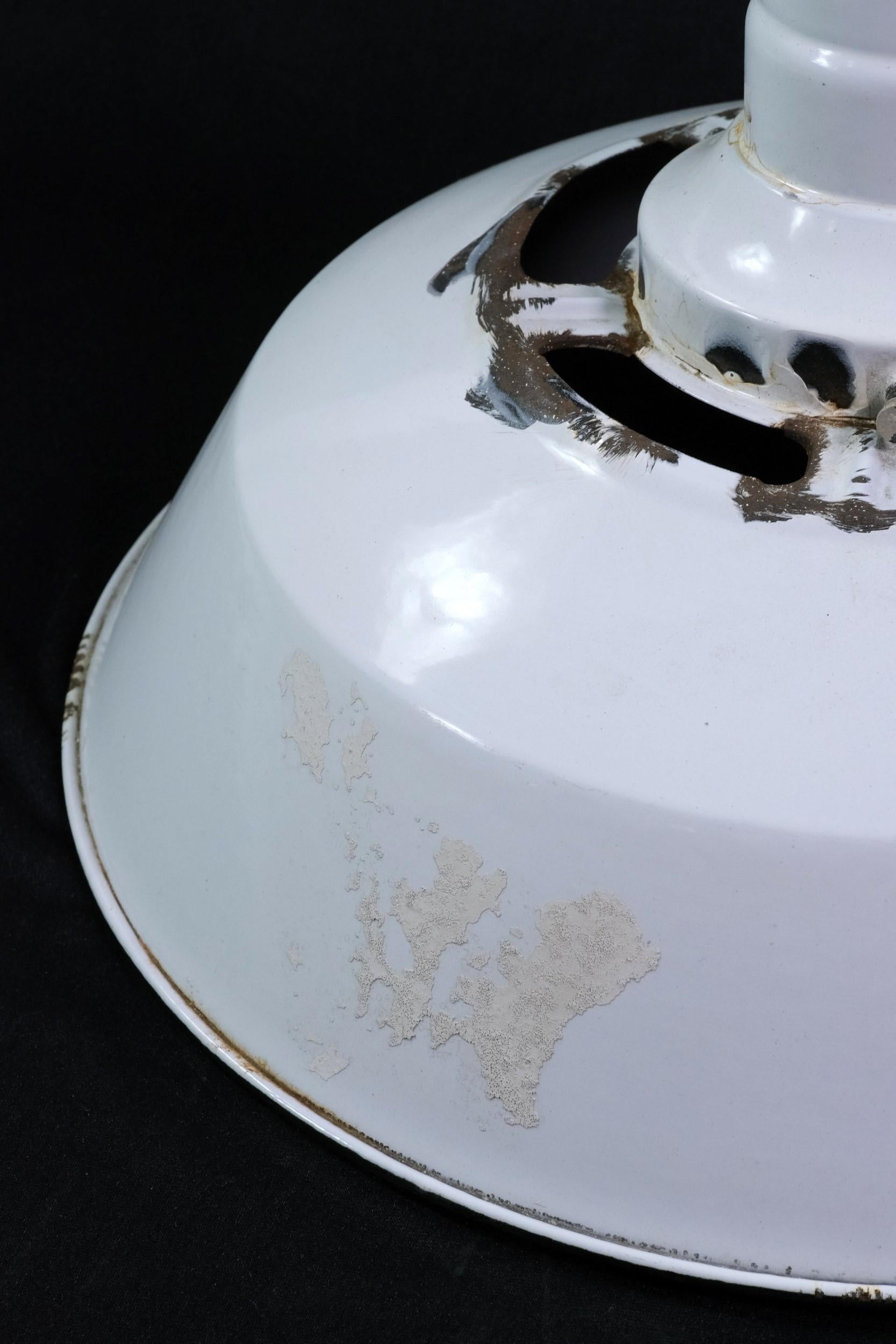 Américain Lampe à suspension industrielle à abat-jour en acier blanc à fente, Qté disponible