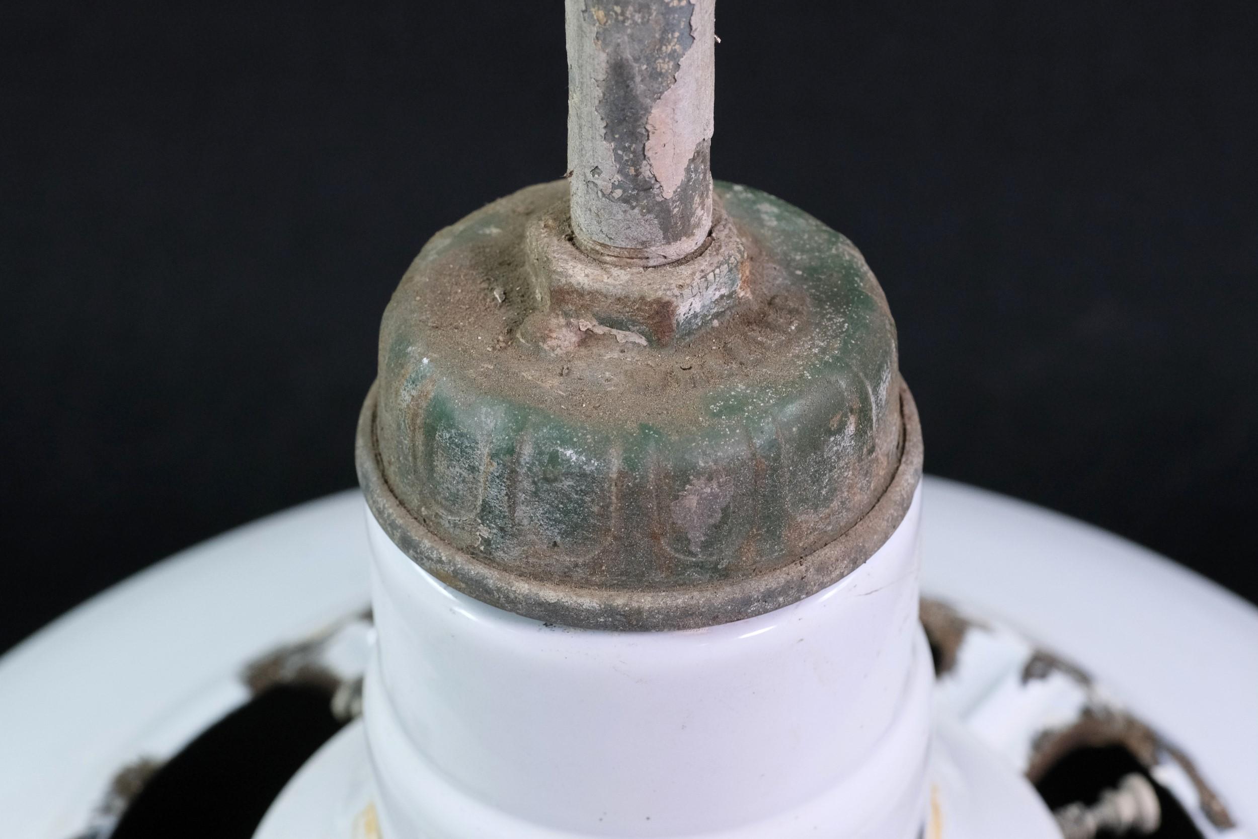 Moulage Lampe à suspension industrielle à abat-jour en acier blanc à fente, Qté disponible