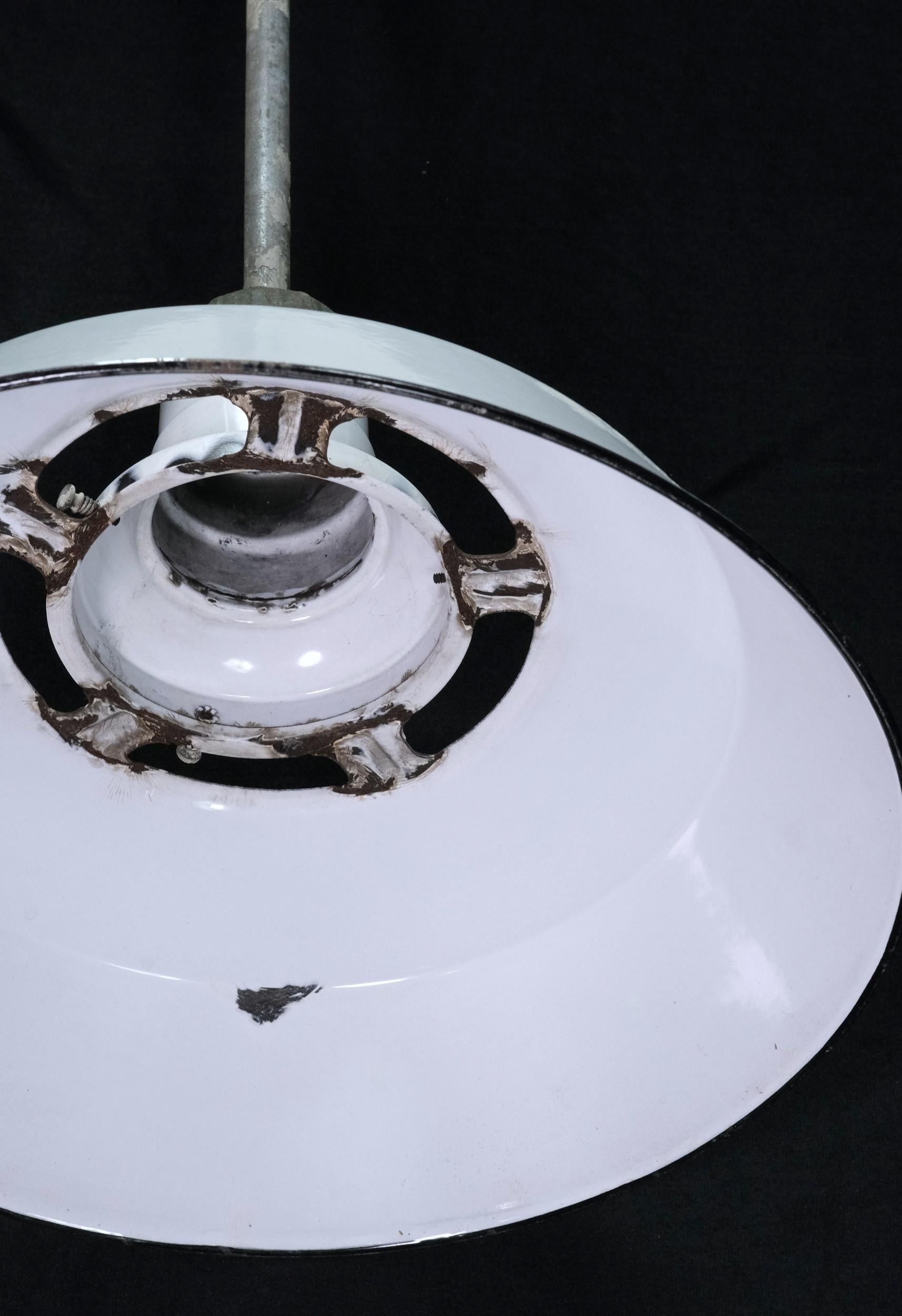 20ième siècle Lampe à suspension industrielle à abat-jour en acier blanc à fente, Qté disponible