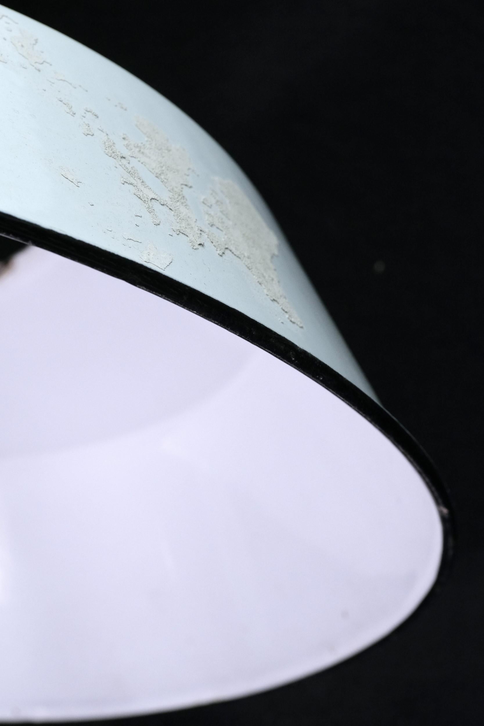 Lampe à suspension industrielle à abat-jour en acier blanc à fente, Qté disponible 1