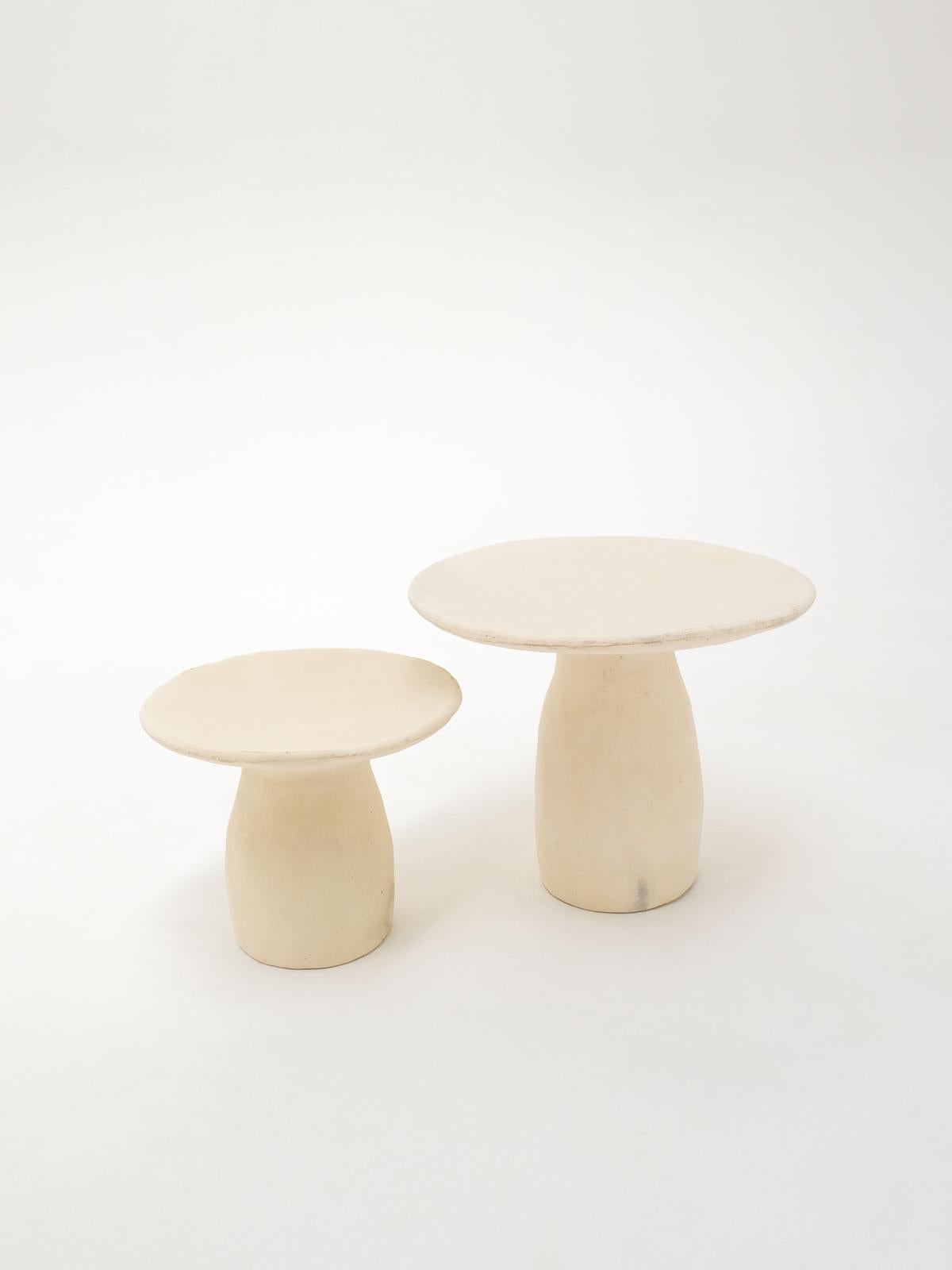 Arts and Crafts Petite table d'appoint blanche fabriquée à la main en argile locale, pigments naturels en vente