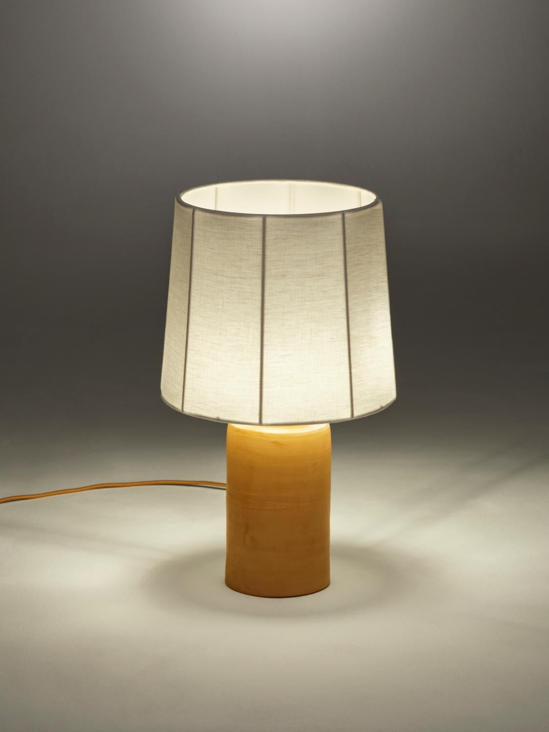 Lámpara de Sobremesa Sonora Blanca Pequeña de Lino by NASSI Posmoderno en venta