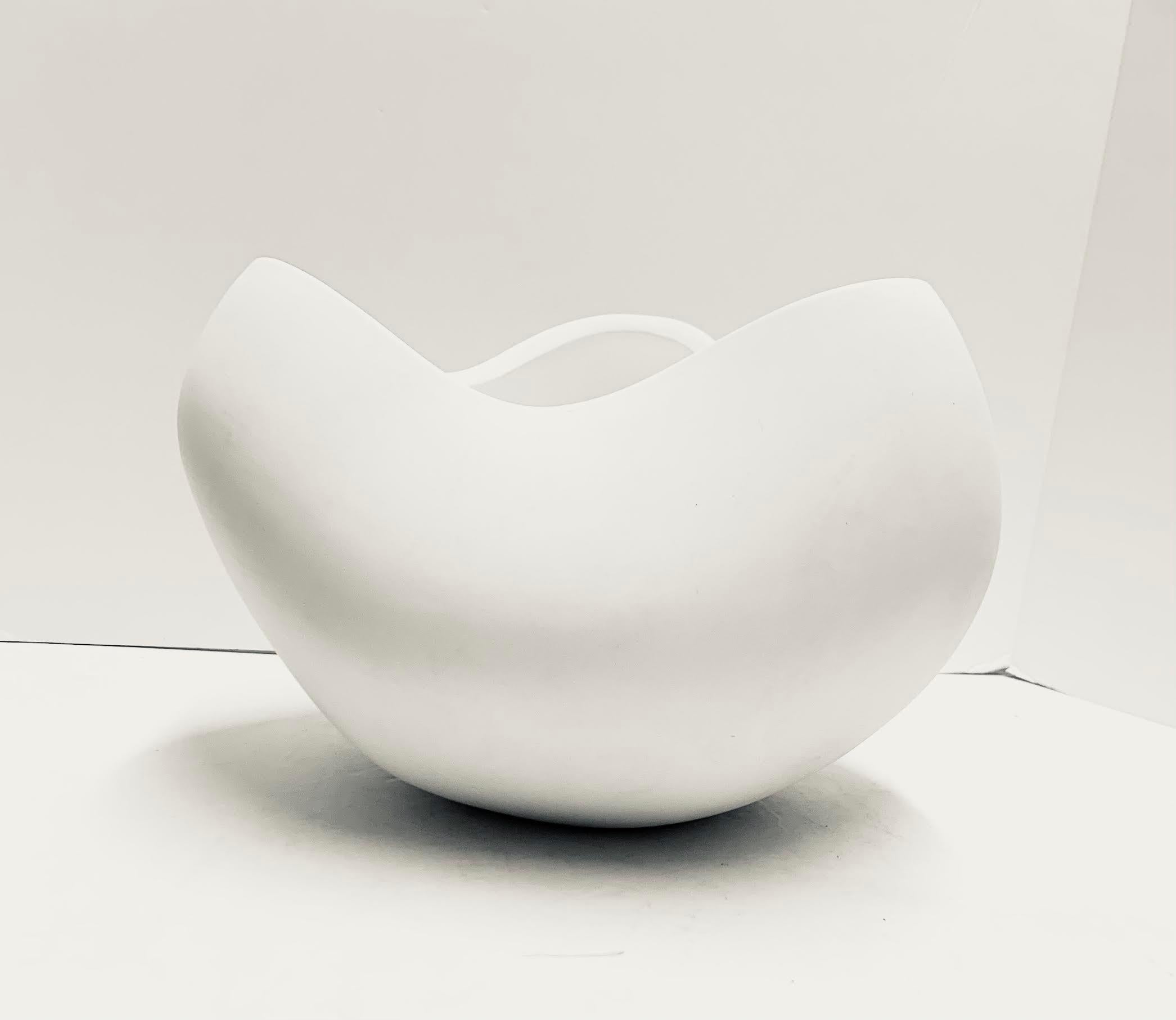 Contemporary Danish designed bone white smooth finish curved shaped bowl.
Smaller size also available ( S6619).
Part of a very large collection.