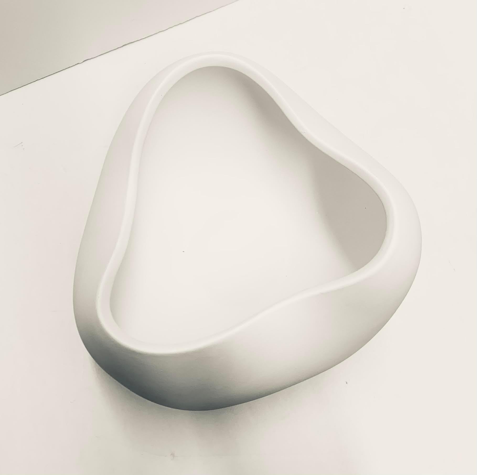 Weiße, glatte Oberfläche, gebogene Schale im dänischen Design, China, Contemporary (Chinesisch)