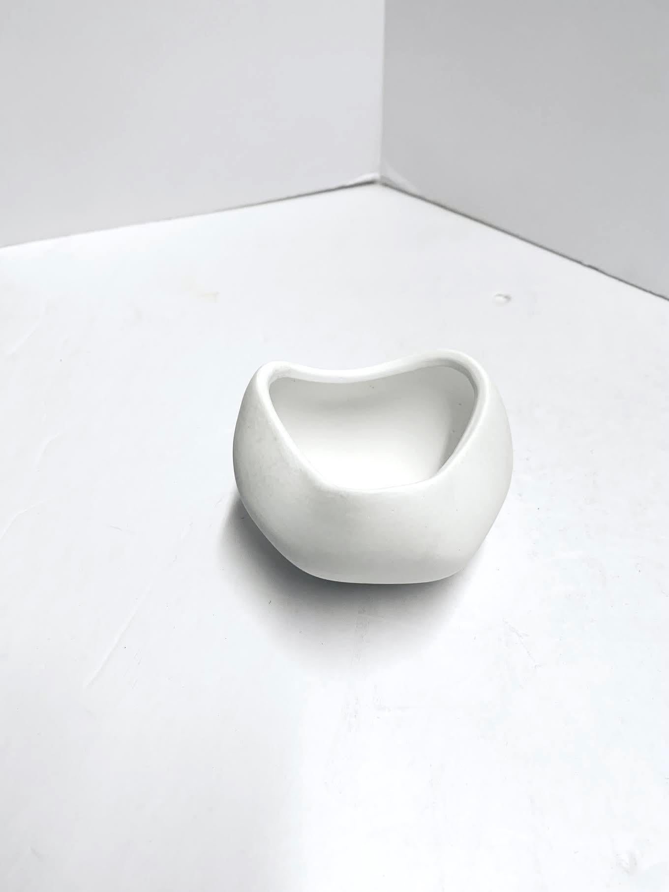 Contemporary Danish designed bone white smooth finish curved shaped mini bowl.
Larger size also available ( S6618).
Part of a very large collection.