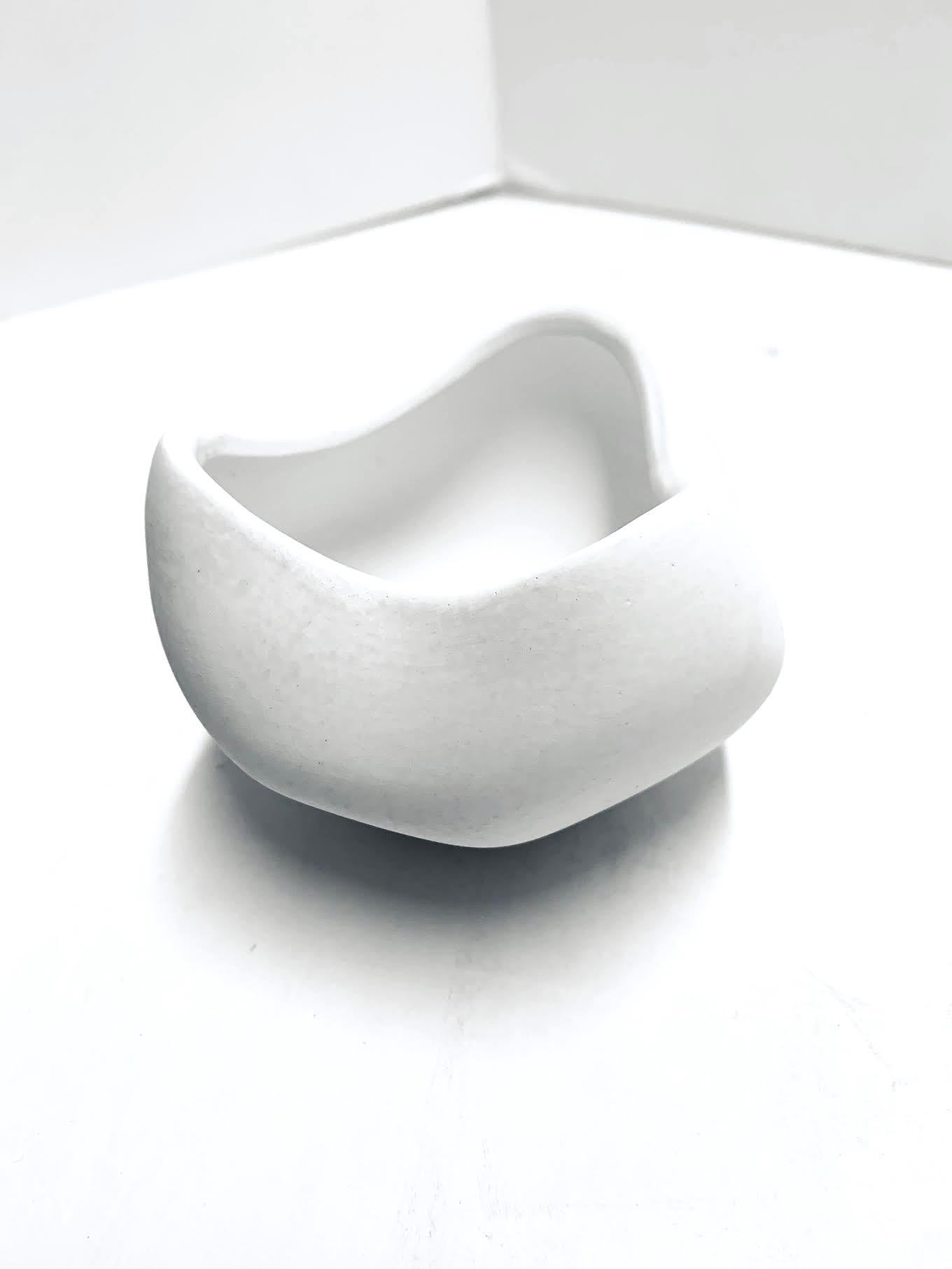 Weiße glatte Oberfläche, gebogene Form, dänisches Design, Mini-Schale, China, Contemporary (Chinesisch) im Angebot
