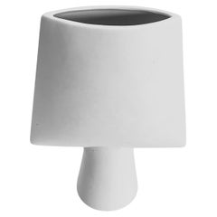 Weiße glatte Oberfläche Dänisches Design Arrow Shape Vase, China, Contemporary