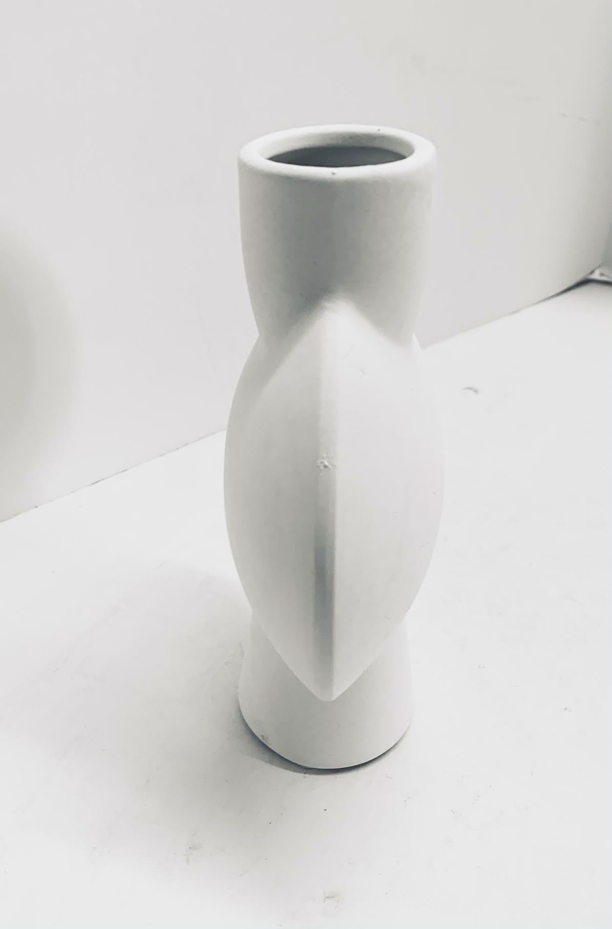 White Smooth Finish Danish Design Center Bubble Shape Vase, China, Contemporary In New Condition For Sale In New York, NY