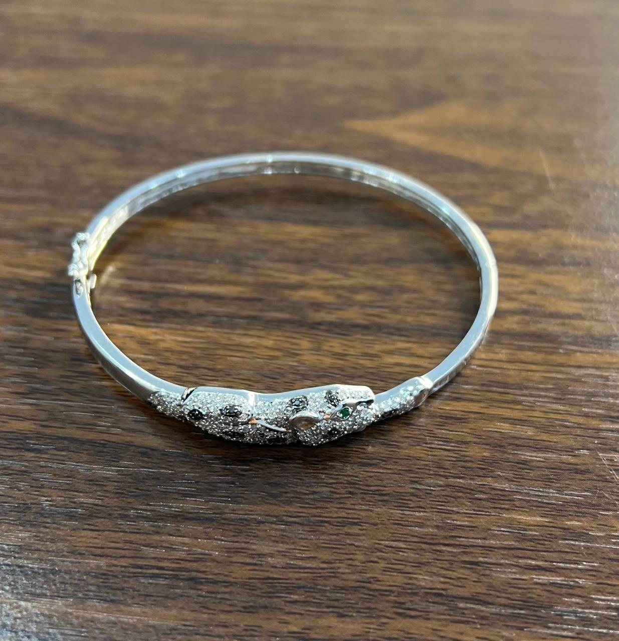 Bracelet jonc à charnière en or blanc 14 carats avec panthère léopard des neiges blanches pavée de diamants Neuf - En vente à Oakton, VA