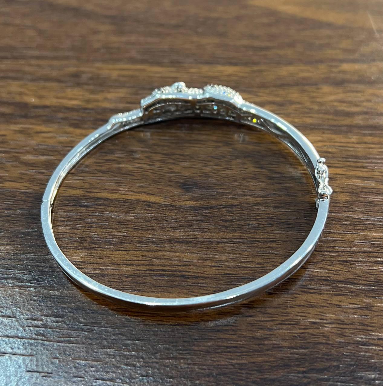 Bracelet jonc à charnière en or blanc 14 carats avec panthère léopard des neiges blanches pavée de diamants Pour femmes en vente