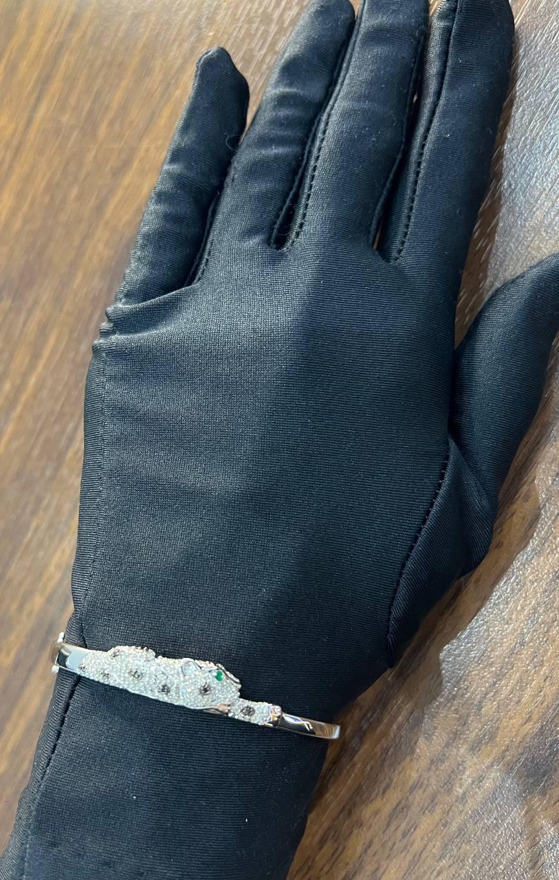 Bracelet jonc à charnière en or blanc 14 carats avec panthère léopard des neiges blanches pavée de diamants en vente 2