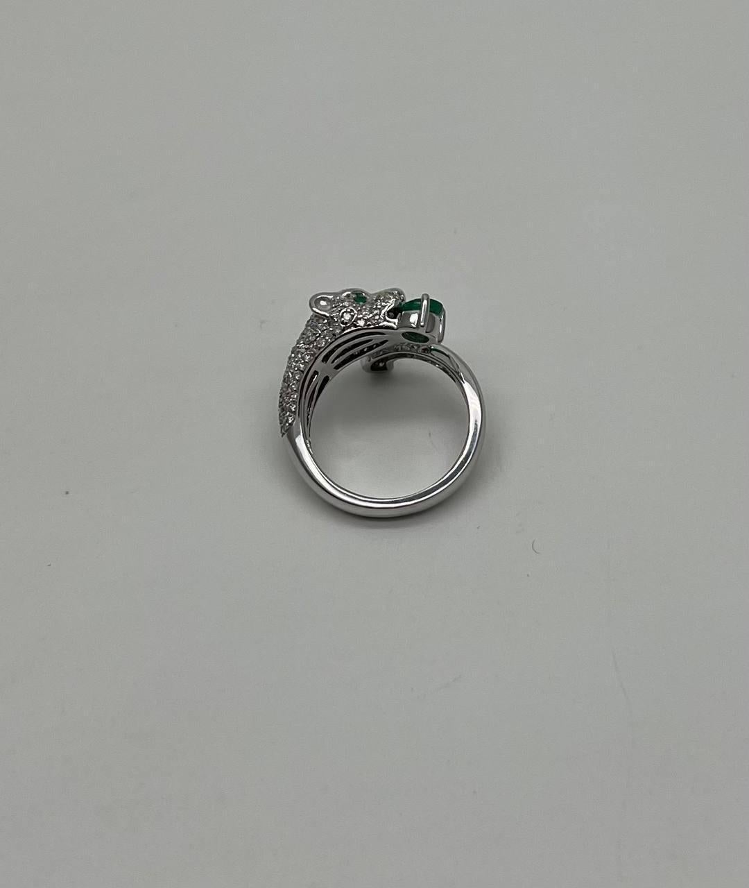Taglio rotondo Whiting Leopardo Pantera con diamanti incastonati e occhi di smeraldo Anello in oro bianco 14K in vendita