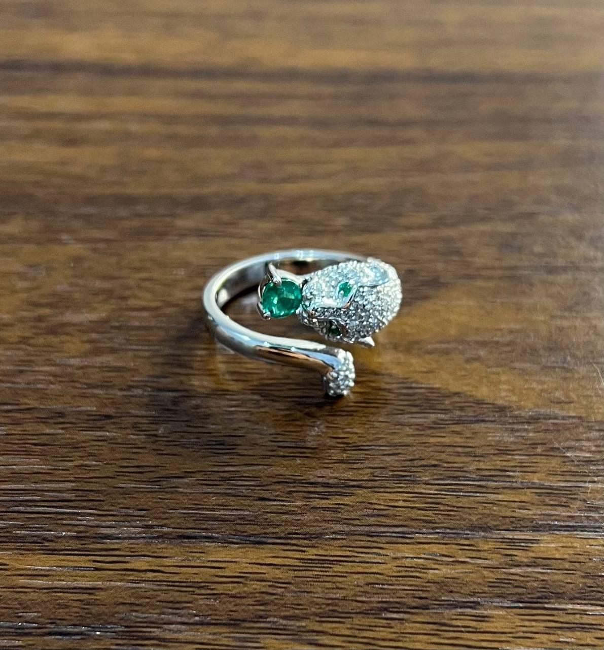 Donna Whiting Leopardo Pantera con diamanti incastonati e occhi di smeraldo Anello in oro bianco 14K in vendita