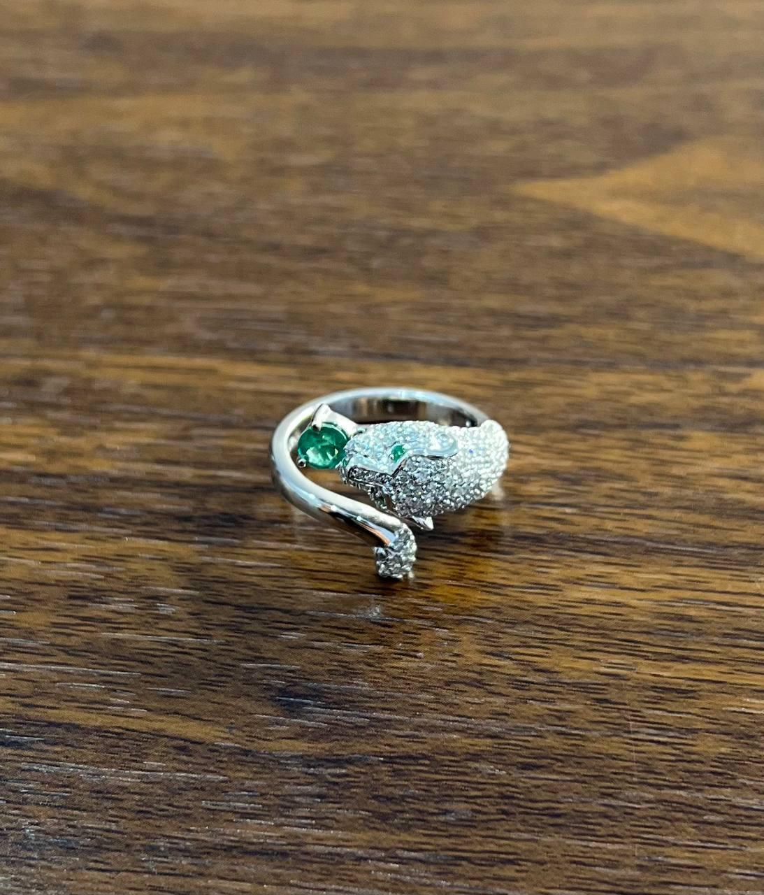 Whiting Leopardo Pantera con diamanti incastonati e occhi di smeraldo Anello in oro bianco 14K in vendita 1