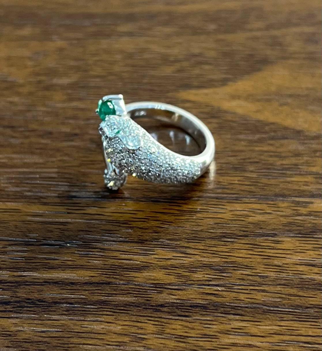 Whiting Leopardo Pantera con diamanti incastonati e occhi di smeraldo Anello in oro bianco 14K in vendita 2