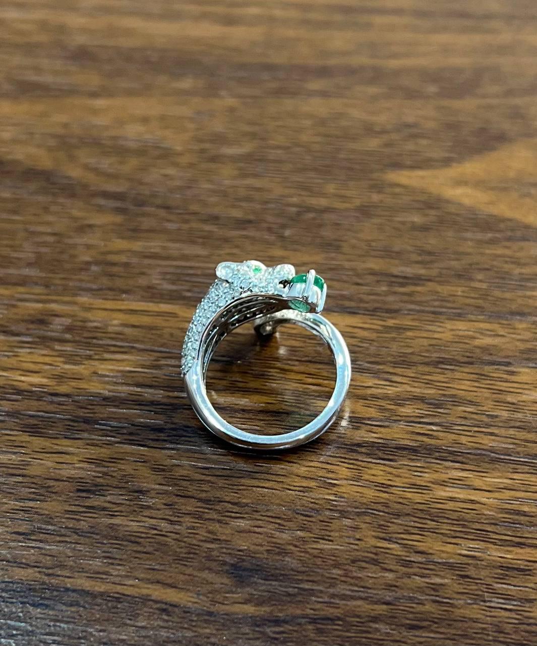 Whiting Leopardo Pantera con diamanti incastonati e occhi di smeraldo Anello in oro bianco 14K in vendita 3