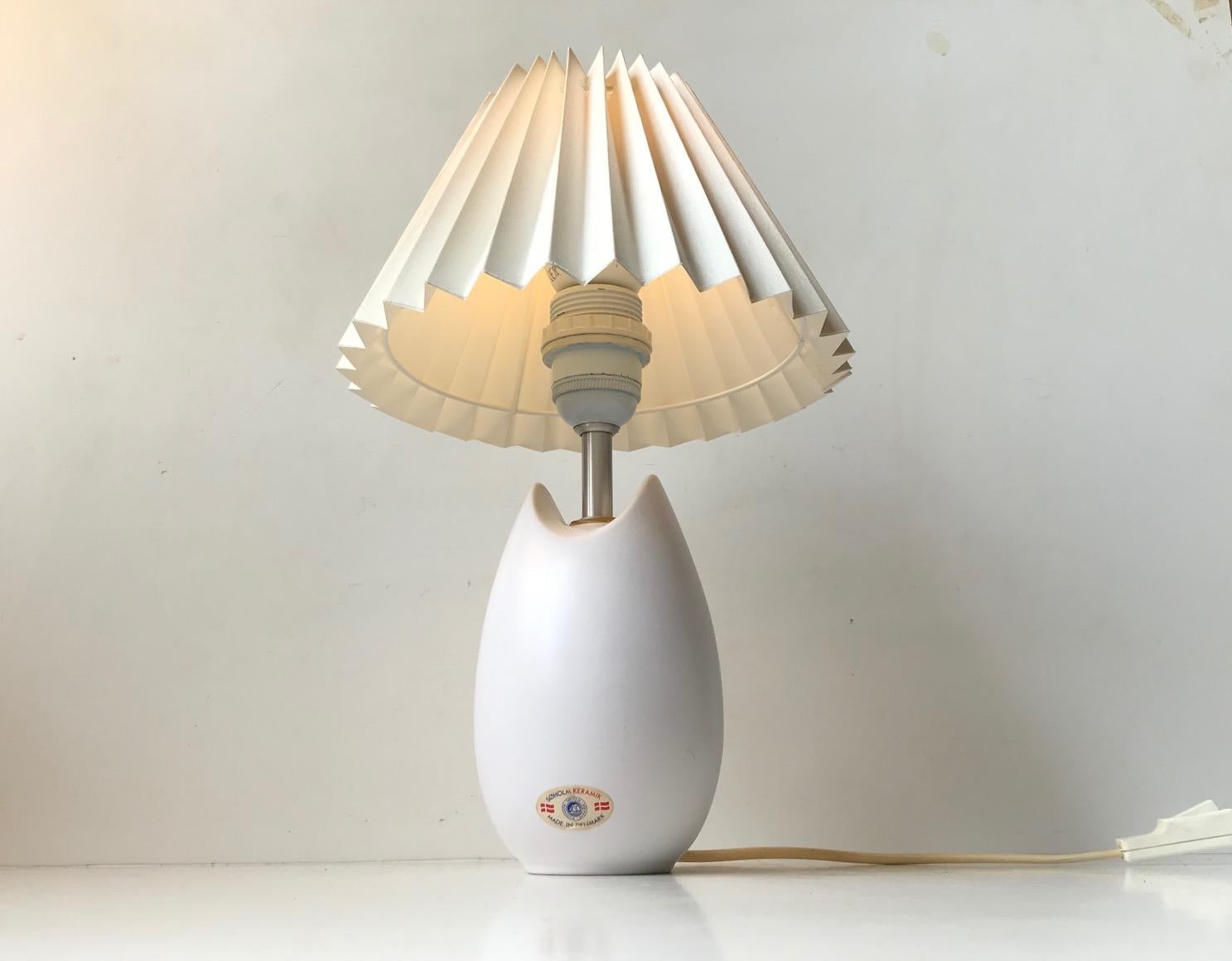 Organically shaped ceramic table light with a matté white glaze designed by Per Rehfeld and manufactured by Soholm in Denmark during the early 90s. Design number: 3491-1, stamped and labeled by the maker to the base. The model shade is not included.