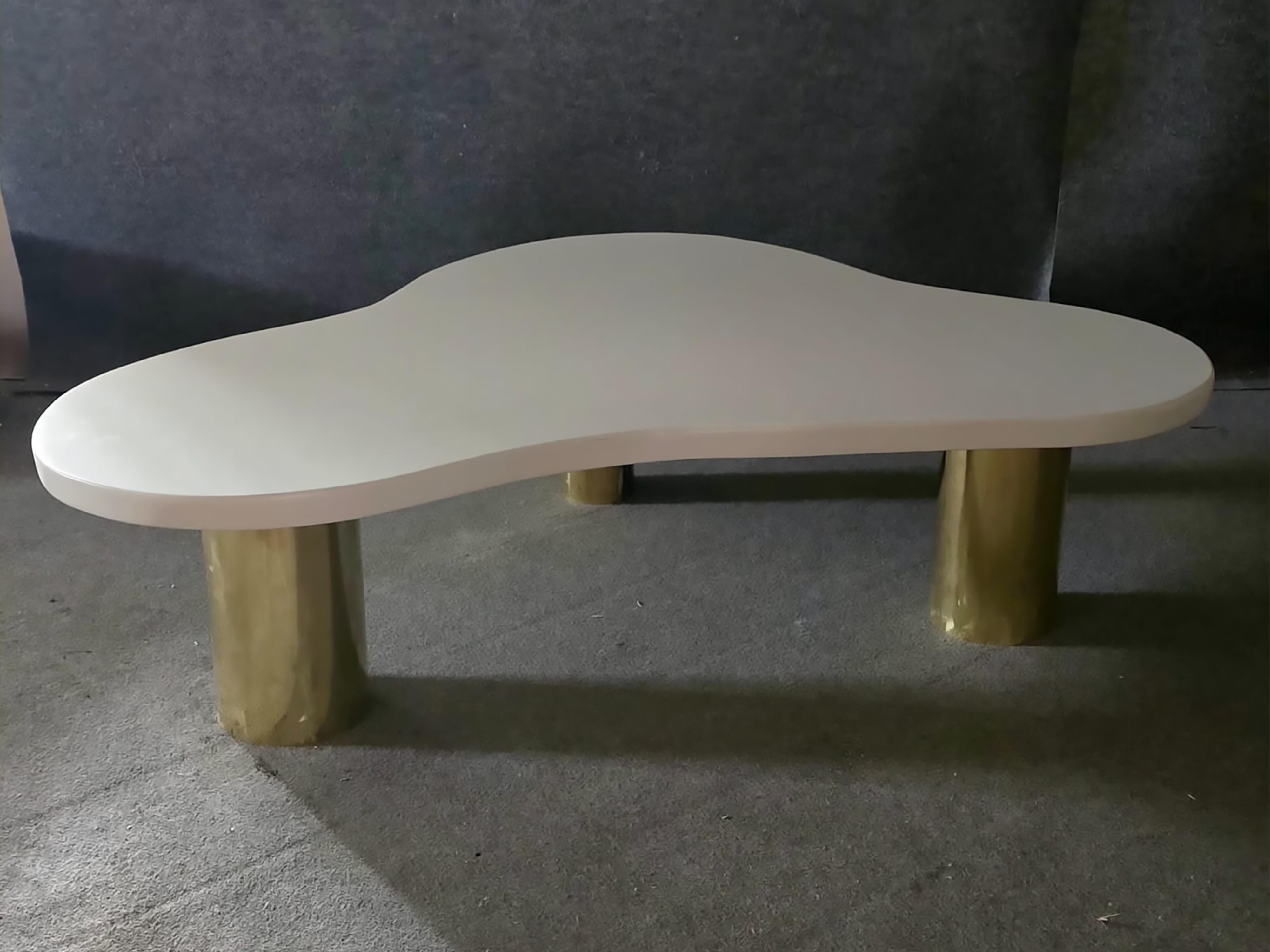 Laiton Table basse en bois massif blanc avec 3 pieds en laiton, fabriquée en Italie, JF en vente