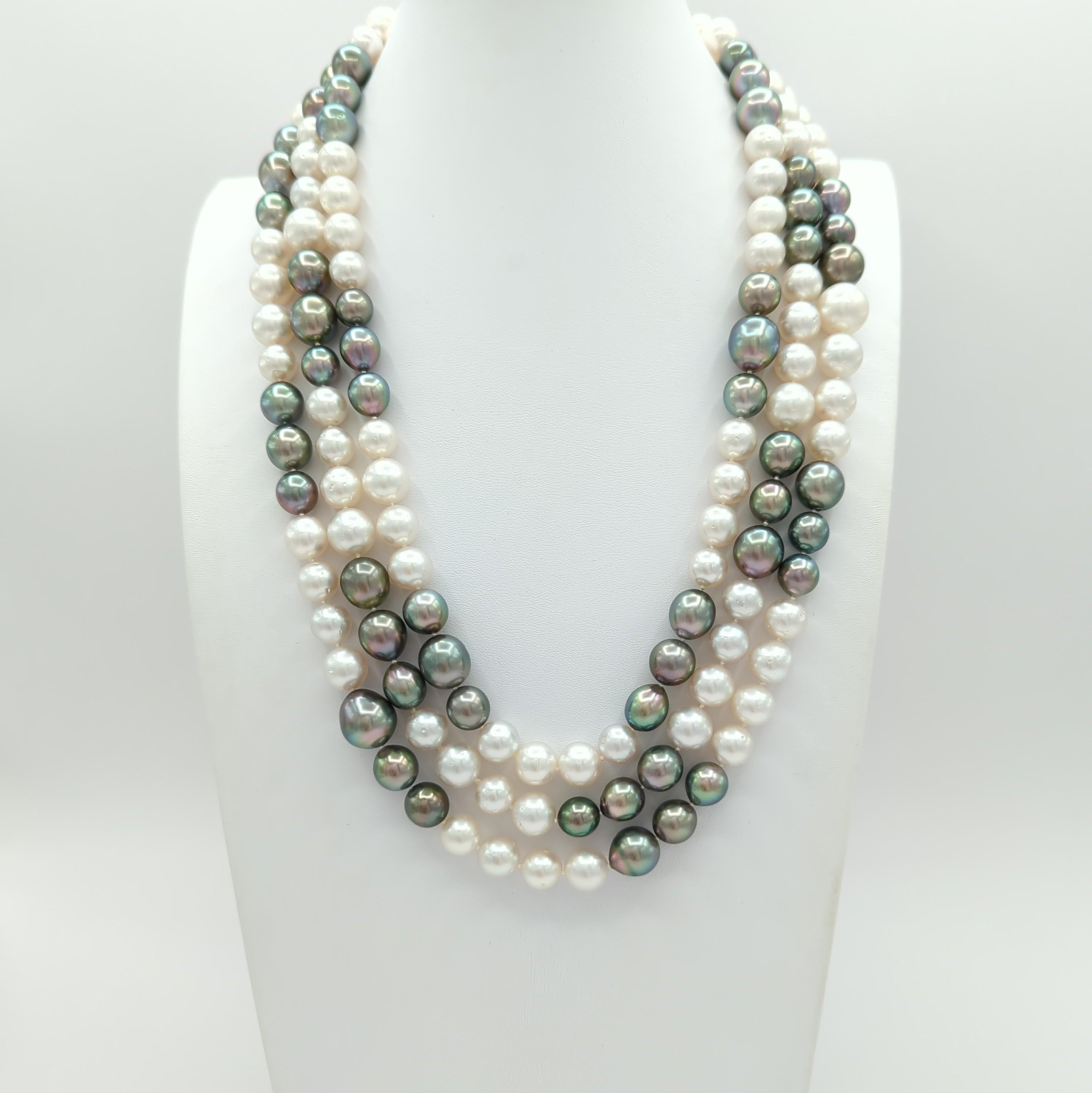 Superbes perles blanches rondes des mers du Sud et perles rondes de Tahiti.  Enfilé à la main, la longueur est de 66