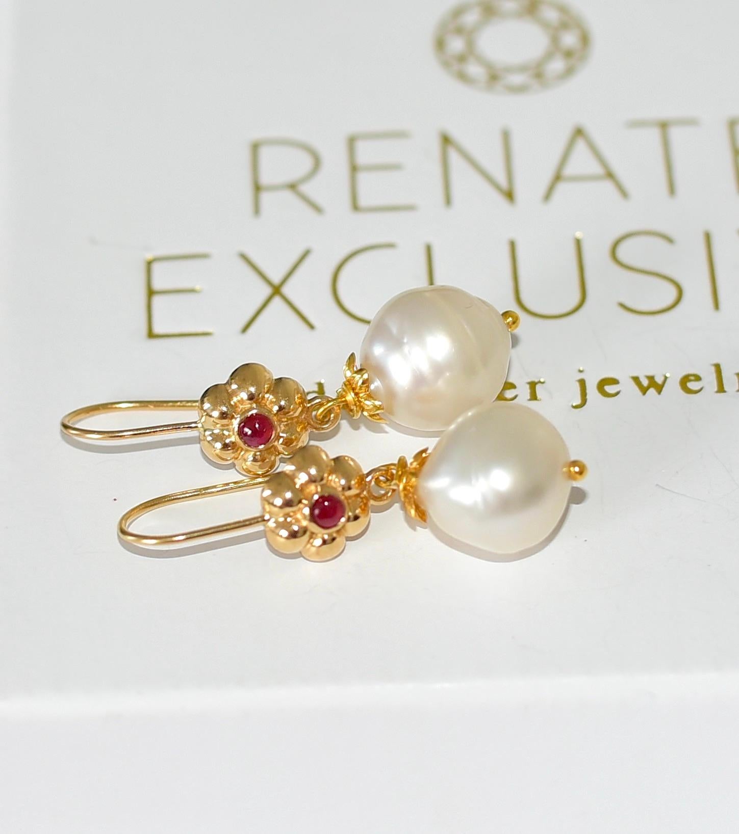 White South Sea Cultured Baroque Pearl ( 11mm ) with elegant
18k Solid Yellow Gold Flower Earwires With Natural RUBY.
Delicate, lovely, elegant. 

Length: ca 1.5 inches
Pearl size: 11mm
18k Solid Yellow Gold, Natural RUBY

All items in this earring