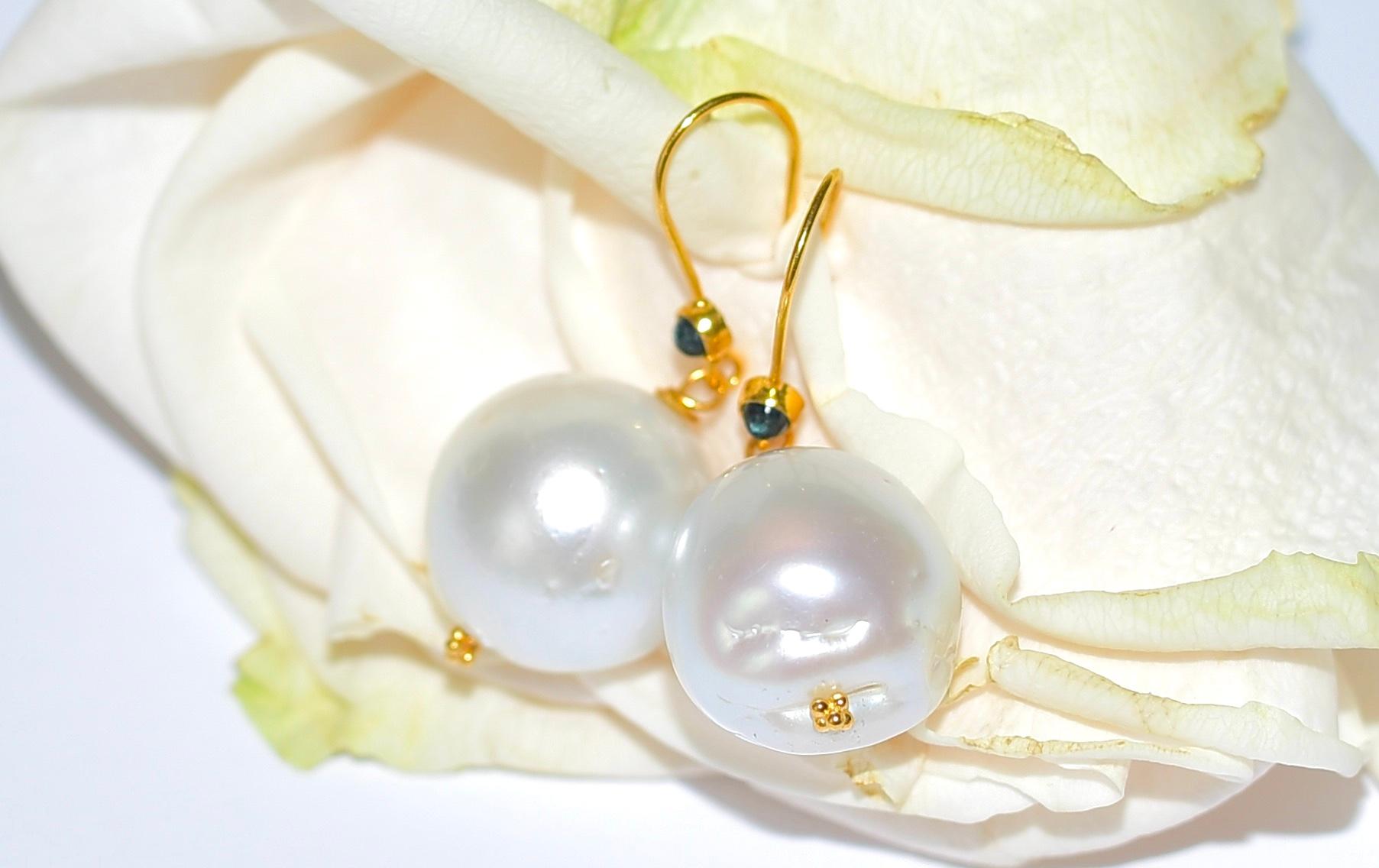 Lussuosa perla barocca bianca dei mari del Sud (15,5 mm-15,7 mm) dalla lucentezza a specchio.
Orecchini eleganti e da indossare tutti i giorni. Le grandi perle barocche sono rare e rendono questo paio di orecchini di grande effetto!
Lunghezza totale