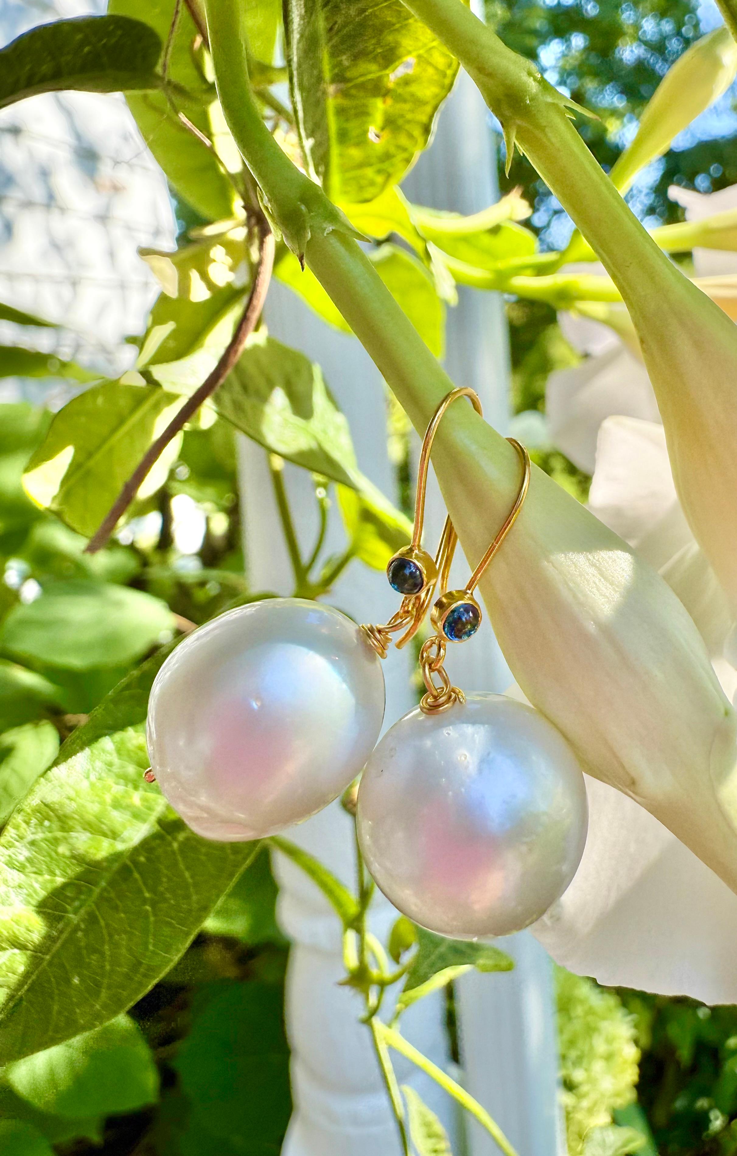 Orecchini con perle barocche coltivate nei mari del sud e zaffiri blu in oro massiccio 18 carati in vendita 1