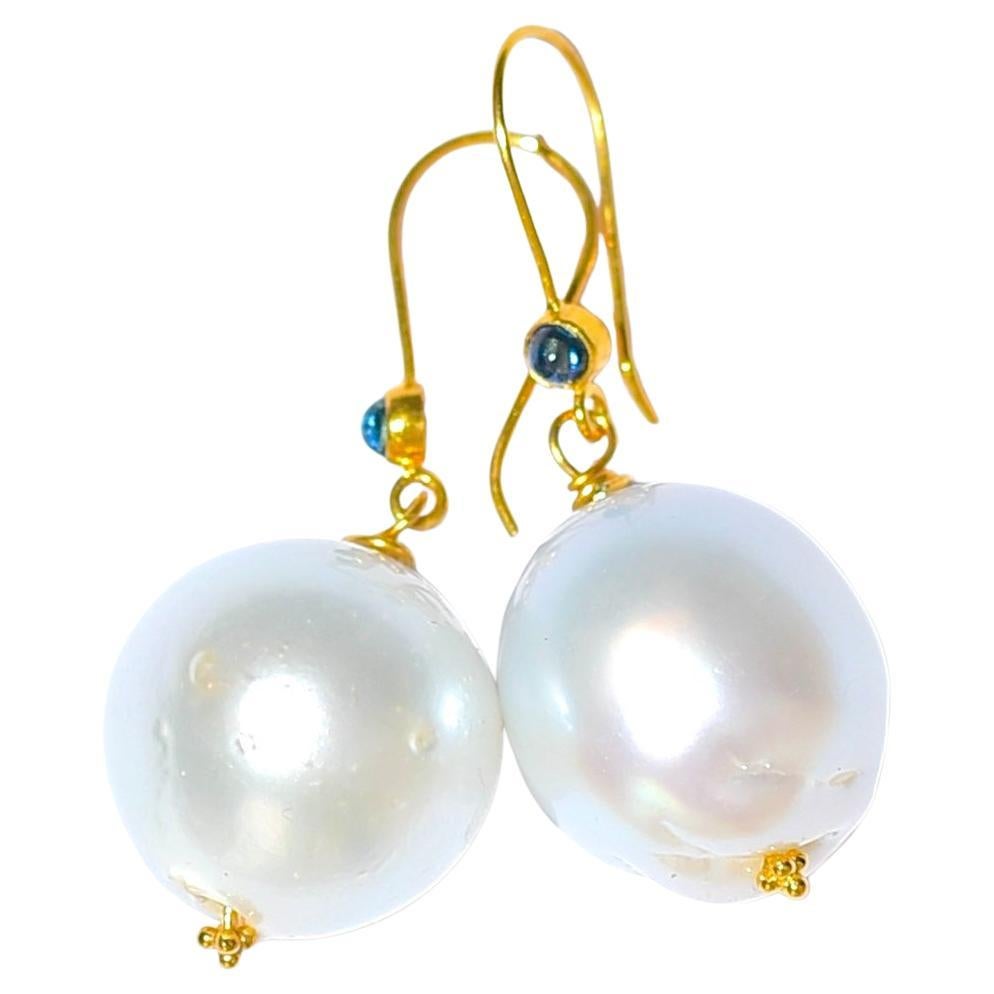 Orecchini con perle barocche coltivate nei mari del sud e zaffiri blu in oro massiccio 18 carati in vendita