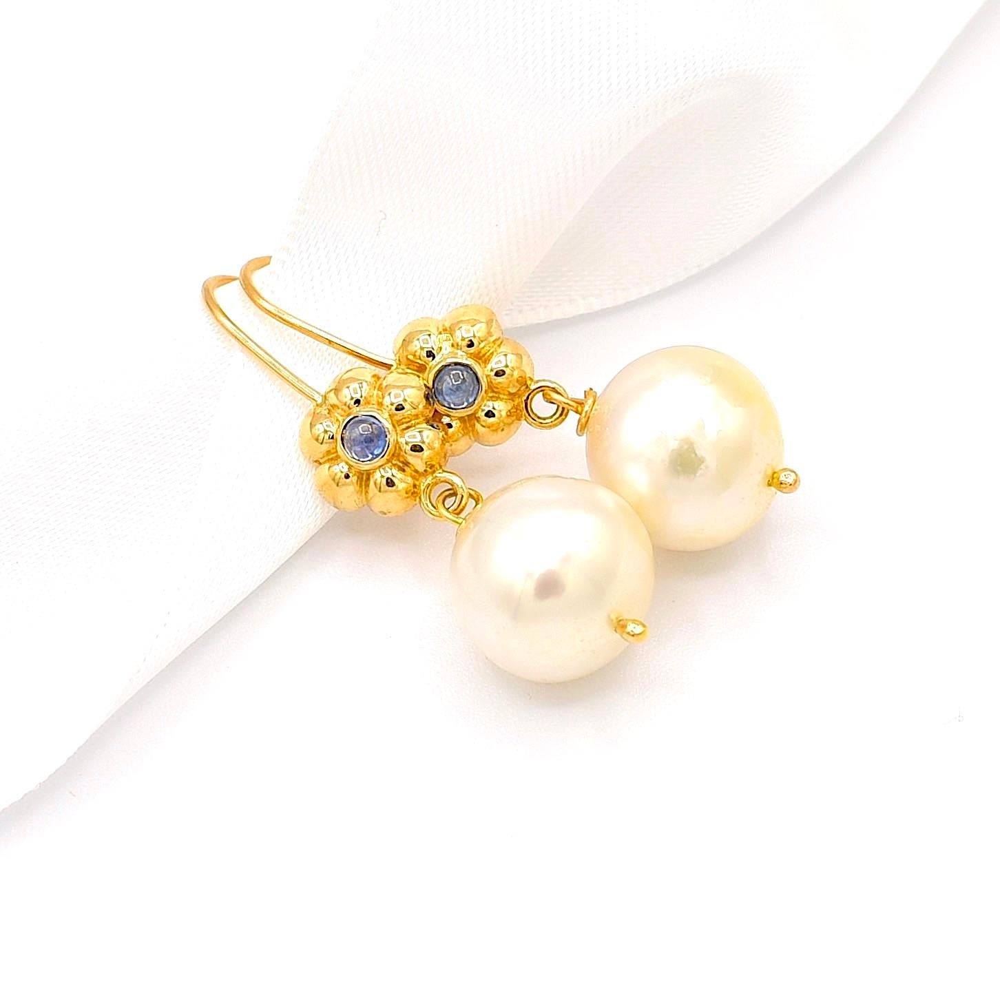 White South Sea Cultured Pearl, Natural Blue Sapphire in 18K Solid Yellow Gold In New Condition In Astoria, NY