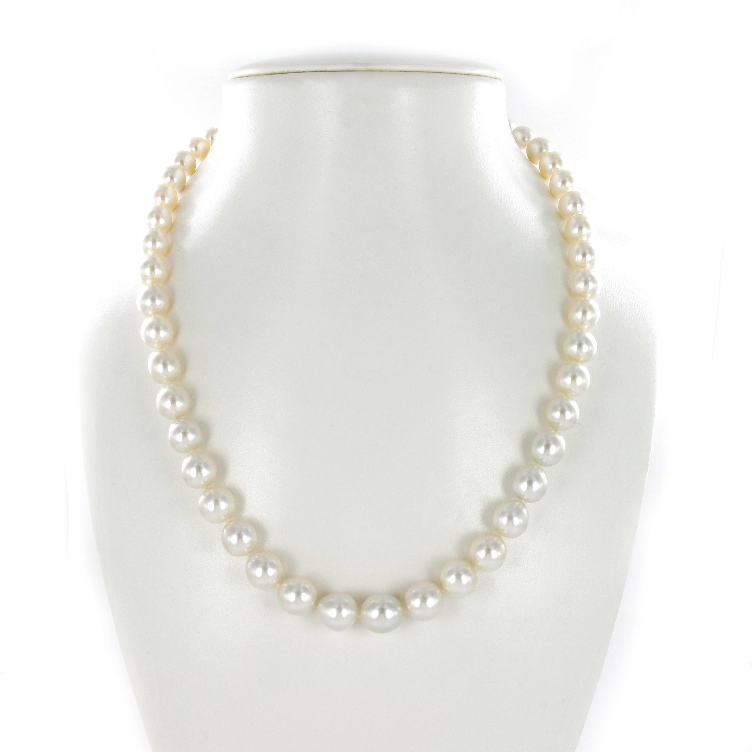 This strand consists of 49 white roundish to pear shaped South Sea cultured pearls from 9.1 mm to 11.7 mm, very good luster, surfaces slightly spotted.
The bayonet/tube clasp in 18 karat white gold is elegantly hidden in the smallest cultured pearl.