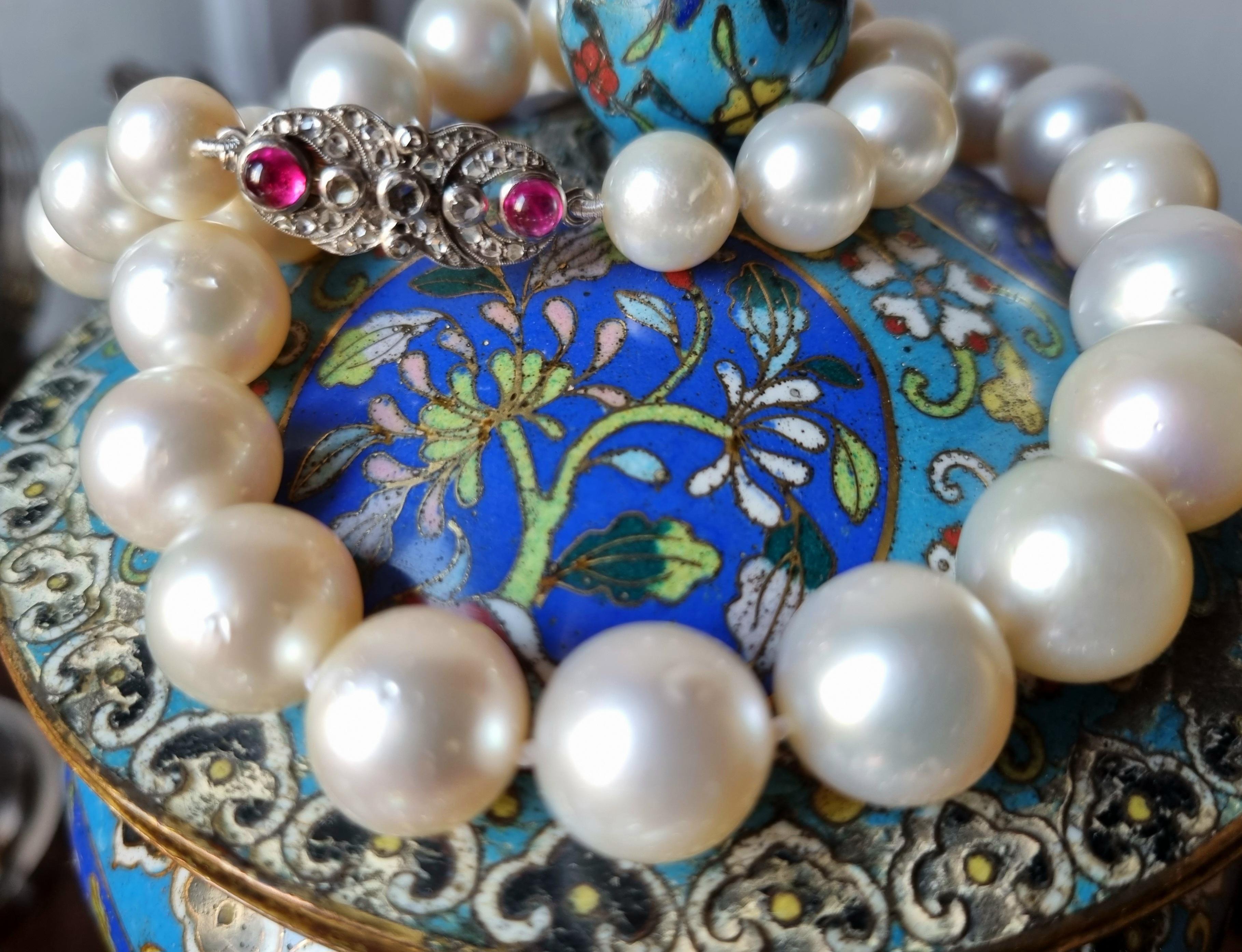 White South Sea  Cultured Pearl Necklace  Graduated from 15mm to 10mm In Good Condition For Sale In OVIEDO, AS