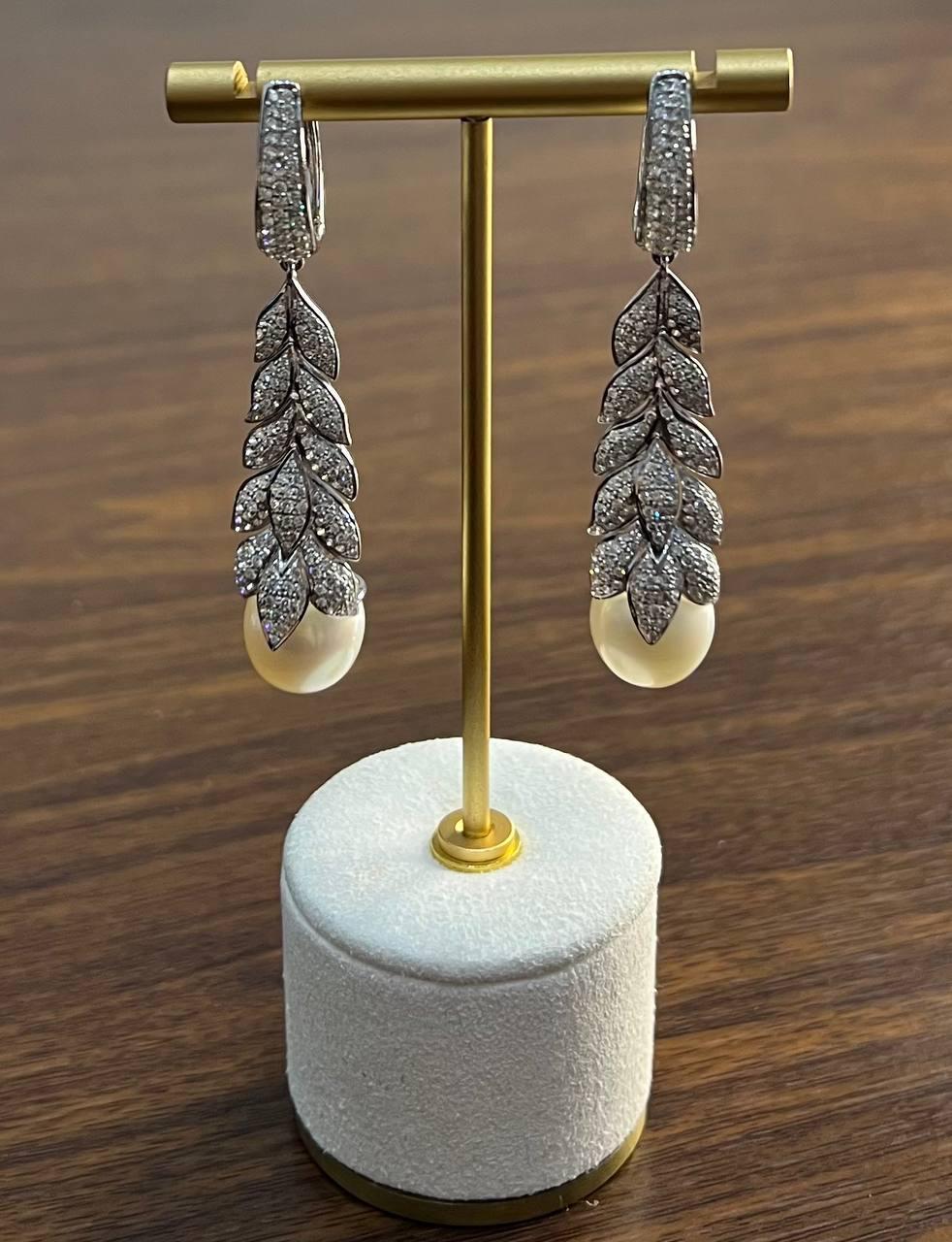 Boucles d'oreilles pendantes en or blanc 18 carats avec diamant des mers du Sud taillé en brillant et pavé Pour femmes en vente
