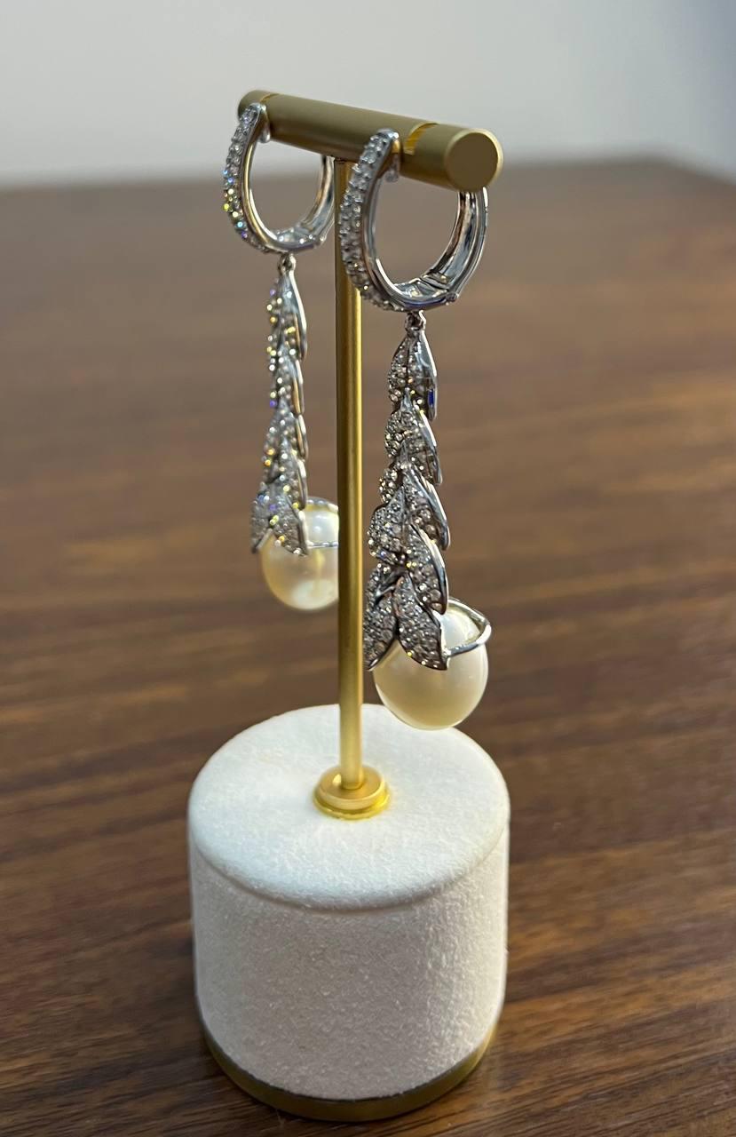 Boucles d'oreilles pendantes en or blanc 18 carats avec diamant des mers du Sud taillé en brillant et pavé en vente 1