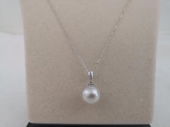 White South Sea Pearl Round, Diamonds, 18 Karat Gold Pendant