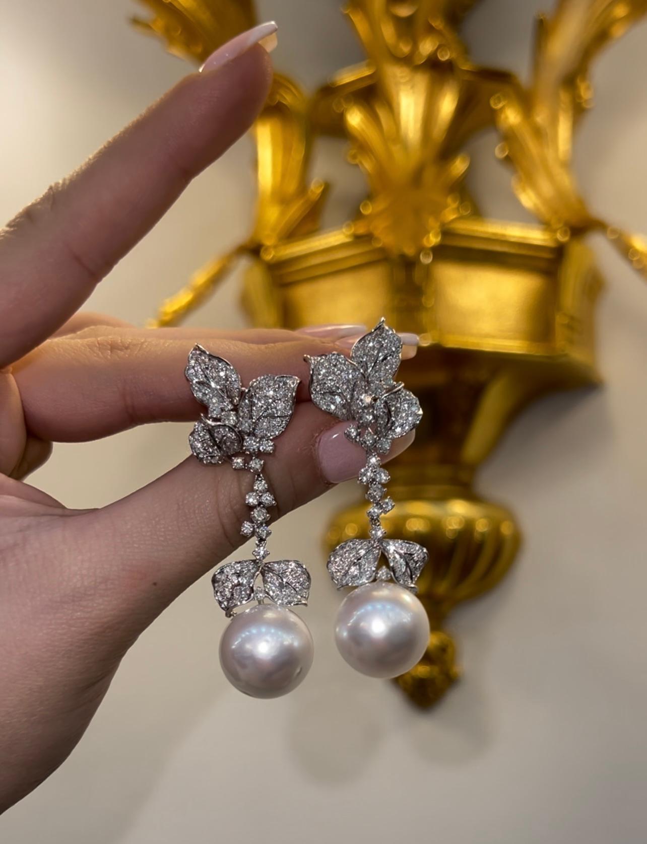 Contemporaneo Perla bianca dei mari del sud da 15,0 mm con diamante pendente Orecchino da sposa in oro bianco in vendita