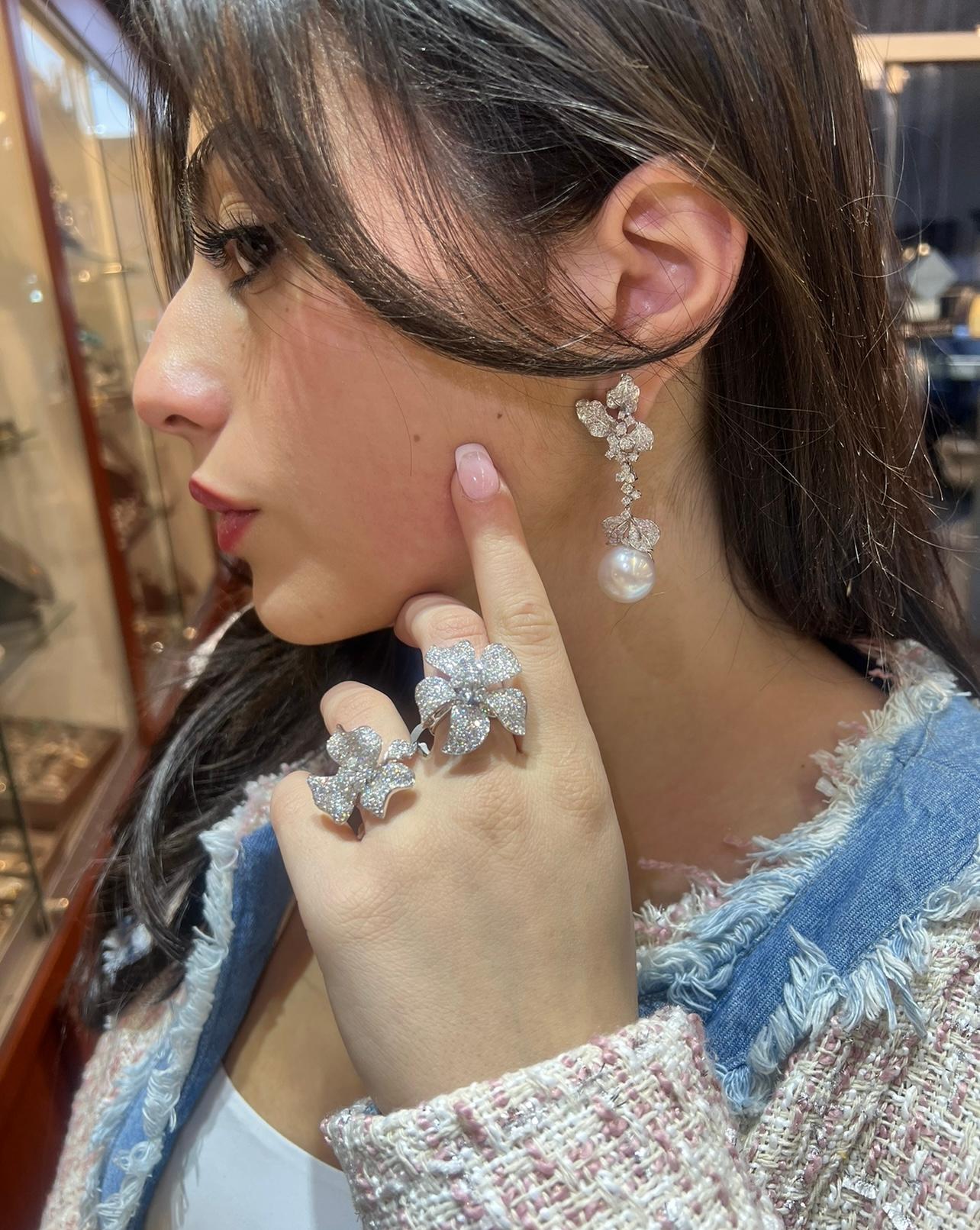 Perla bianca dei mari del sud da 15,0 mm con diamante pendente Orecchino da sposa in oro bianco In condizioni Nuovo in vendita a Great Neck, NY