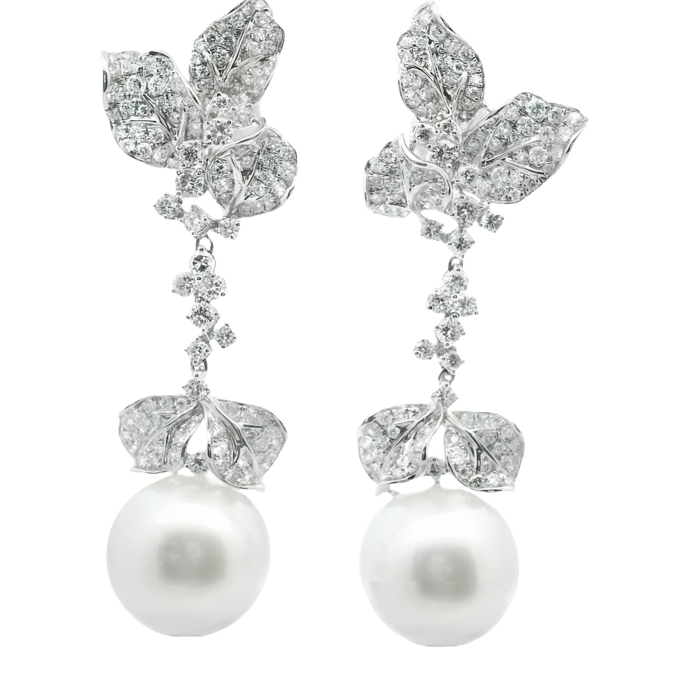 Donna Perla bianca dei mari del sud da 15,0 mm con diamante pendente Orecchino da sposa in oro bianco in vendita