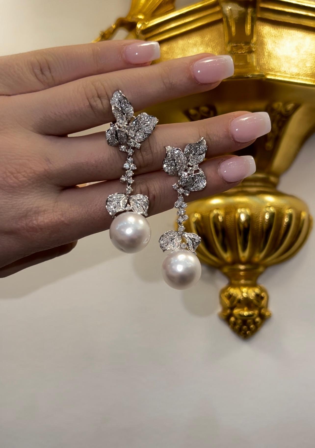 Perla bianca dei mari del sud da 15,0 mm con diamante pendente Orecchino da sposa in oro bianco in vendita 1